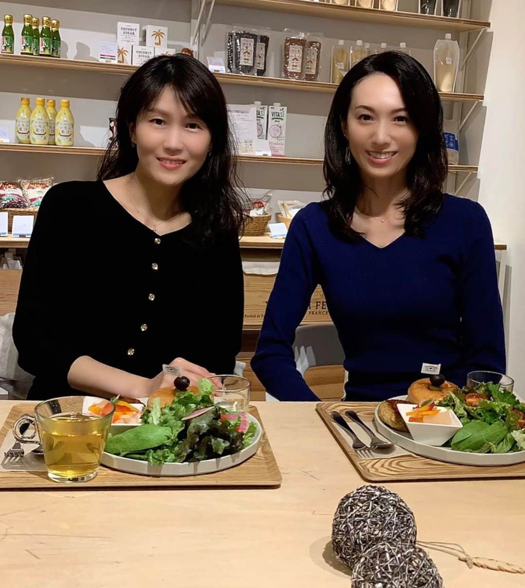 駒田奈美さんのインスタグラム写真 - (駒田奈美Instagram)「・ ・ ・ 『美腸・腸活』 ・ ・ 表参道〜外苑前散策の途中 身体に優しいランチを♡ ・ ・ グルテンフリーや発酵食など… 身体の中から美しくなれる グロサリーカフェ♡ ・ ・ 期間限定メニューの ヴィーガンバーガーをいただきました♡ 米粉のバンズです とっても美味しくてペロリ(๑˃̵ᴗ˂̵) ・ ・ 店内にはヨーロッパ発のものを中心とした オーガニック食品が並んでます♪ ・ ・ ・ #駒田奈美#オスカープロモーション#モデル#lforyouaoyama #表参道カフェ#青山カフェ#ベジタリアン#ヴィーガン#腸活#グルテンフリー#米粉パン」10月26日 15時48分 - nami.komada
