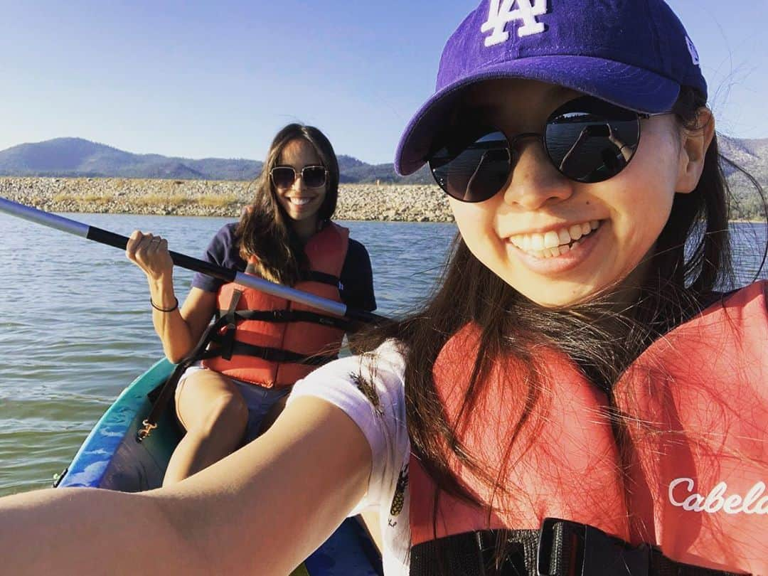 空まどかさんのインスタグラム写真 - (空まどかInstagram)「Day trip to Big Bear Lake🐻 LAから東へ車で約2時間。 ウィンタースポーツしによくみんな行くところなんやけど、寒いのが嫌いなわたしは拒否し続け、でも湖を見てみたくってこの時期に来てみたよ。 ボート2時間レンタル、そんないる？と思ったけど普通にあっという間やった。道間違えて(?)藻だらけのとこに突っ込んで動けなくなったり、でっかい湖で迷子なりかけたり、ハプニングも含めて楽しかった:) 帰りはきれいな夕日にも出会えて良い日帰り旅行でした♡ #bigbear #lagirl #losangeles #daytrip #fun #friends」10月26日 15時49分 - sky_madoka