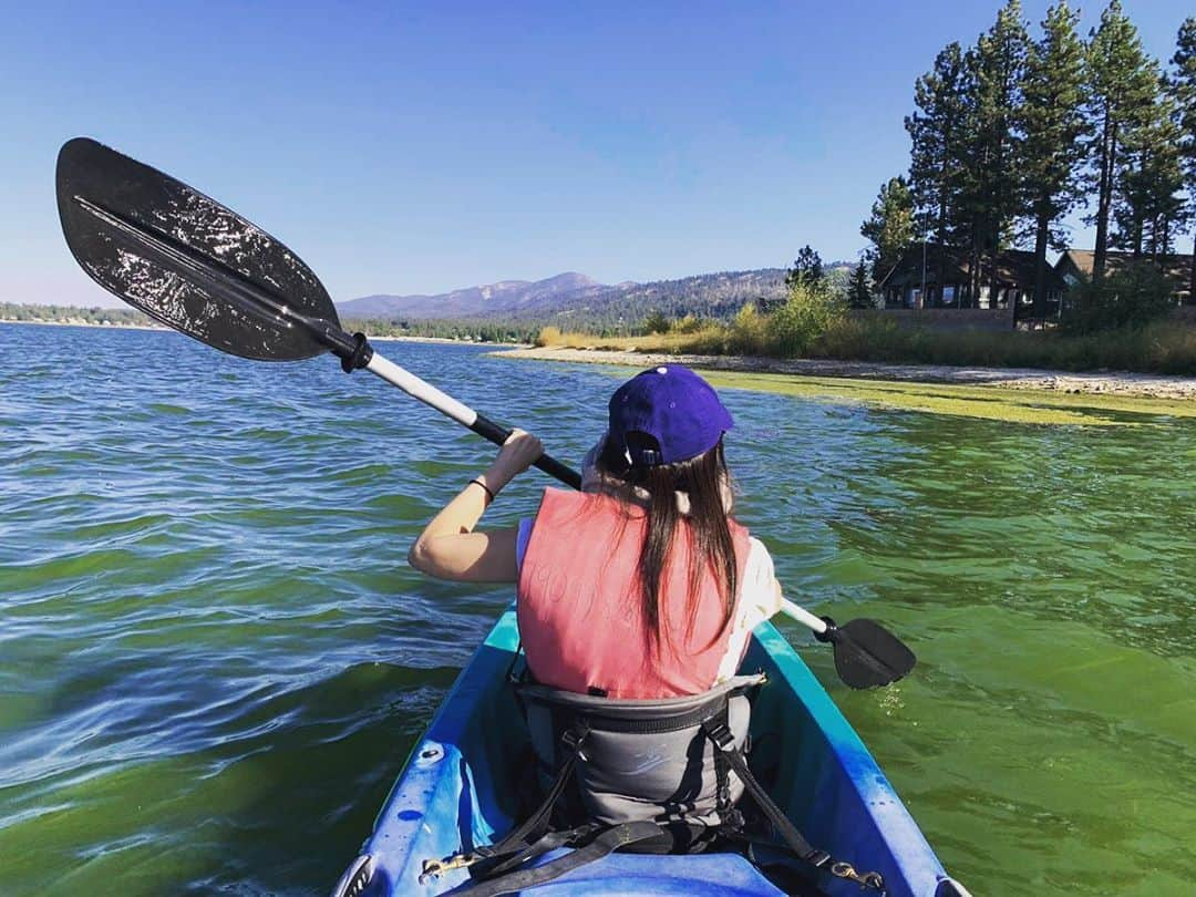 空まどかさんのインスタグラム写真 - (空まどかInstagram)「Day trip to Big Bear Lake🐻 LAから東へ車で約2時間。 ウィンタースポーツしによくみんな行くところなんやけど、寒いのが嫌いなわたしは拒否し続け、でも湖を見てみたくってこの時期に来てみたよ。 ボート2時間レンタル、そんないる？と思ったけど普通にあっという間やった。道間違えて(?)藻だらけのとこに突っ込んで動けなくなったり、でっかい湖で迷子なりかけたり、ハプニングも含めて楽しかった:) 帰りはきれいな夕日にも出会えて良い日帰り旅行でした♡ #bigbear #lagirl #losangeles #daytrip #fun #friends」10月26日 15時49分 - sky_madoka