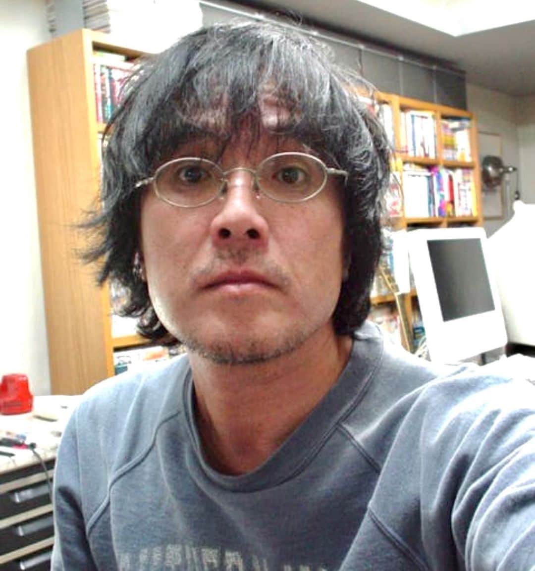 江口寿史のインスタグラム：「写真フォルダ整理してたら2007年の自分が出てきて、わ！今と違う兄ちゃんだとビックリしたわ。2007年11月とあるから13年前の今頃ですね。51歳。人間30代〜40代〜50代くらいってあんまり変わらないけど、60代になるとさすがに老けるね。当たり前だけど。 気持ちとしてはこの頃と全く変わらない(成長がない)から、自分ではそんなに変わらないつもりでいたけど、いやあー、、着実に歳を重ねてますわ。 これからはいい塩梅のジジイになれるような心構えでいきますわ。」