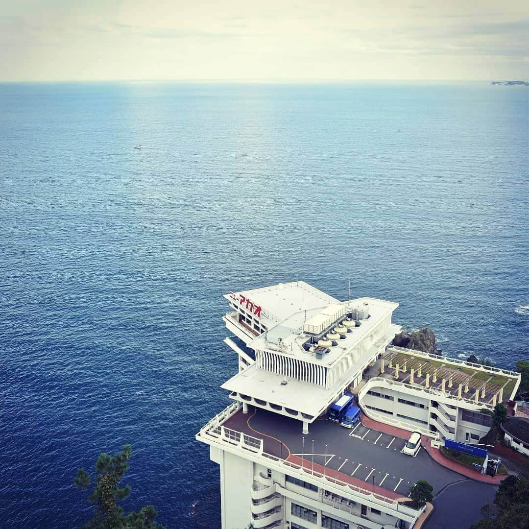 ホテルニューアカオ　熱海温泉＆リゾートのインスタグラム：「最近よく見かける構図･･･ 遅ばせながら撮ってまいりました!!  ミニチュアなホテルニューアカオが 良い味を出しています👍✨  もう少し冬になるとブルーの海と ホテルの白でコントラストが美しいでしょうね😊  こちらの写真は熱海ロープウェイの頂上口にある 熱海秘宝館さんから撮らせていただきました！  熱海ロープウェイ頂上の降り口を出て 左手にある展望台から撮れます🙋 熱海ロープウェイへ乗る際は是非撮ってみてください!!」