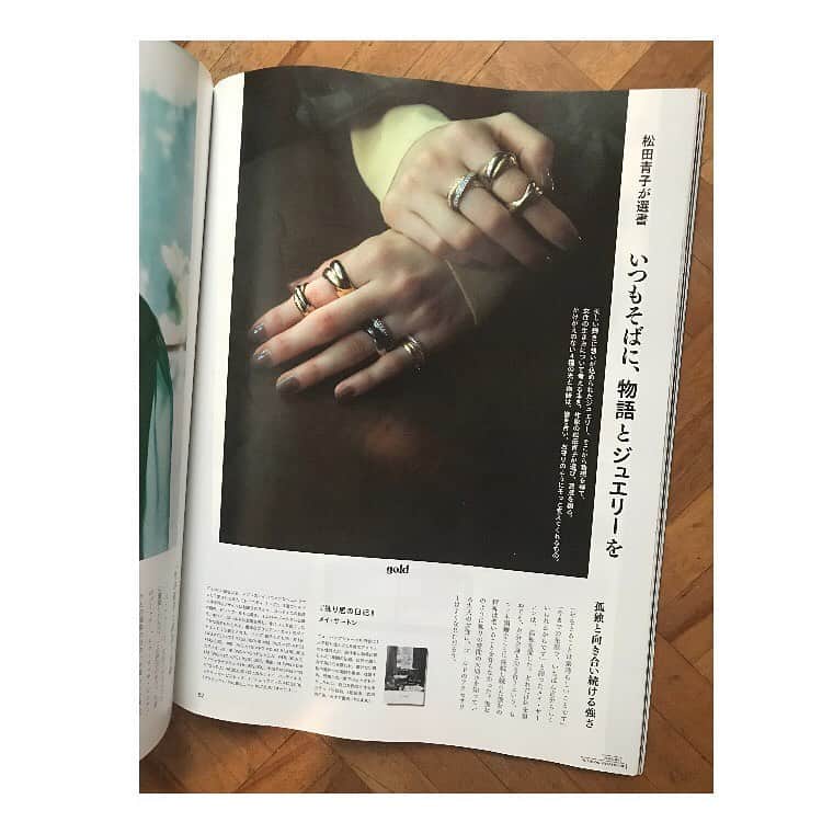 松田青子さんのインスタグラム写真 - (松田青子Instagram)「本特集のGINZAで4つのアクセサリーから想起した4冊の本を選書しています。スタイリングは清水奈緒美さん。石井桃子『幻の朱い実』のページに朱い実が使われていることに感動しました。」10月26日 16時02分 - matsudaoko