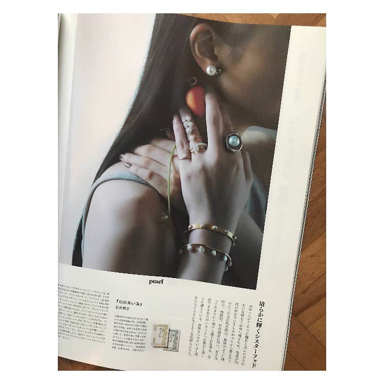 松田青子さんのインスタグラム写真 - (松田青子Instagram)「本特集のGINZAで4つのアクセサリーから想起した4冊の本を選書しています。スタイリングは清水奈緒美さん。石井桃子『幻の朱い実』のページに朱い実が使われていることに感動しました。」10月26日 16時02分 - matsudaoko