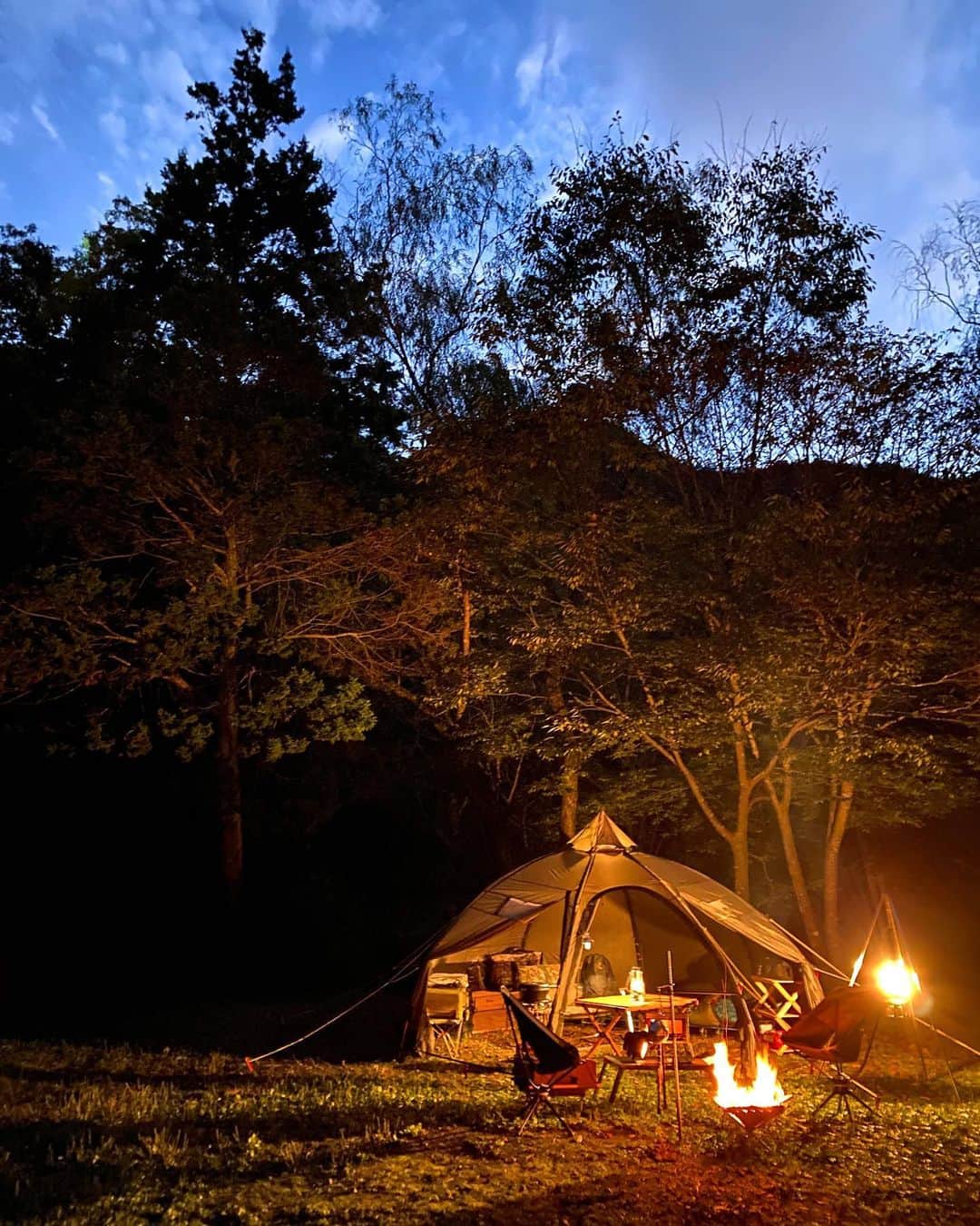 DJ LICCAさんのインスタグラム写真 - (DJ LICCAInstagram)「完全なただの趣味。 凝り性な女二人camp🔥 年々無骨になってきたサイト。 6張り目のテントは2番目にお気に入り⛺️ ギアもガレージブランドどんどん増えて楽しい😊 ・ ・ ・ #liccacamp #duocamp #camp #tent #天幕 #helsport #焚火 #焚き火 #outdoors #キャンプギア #camper #lantern  #outdoortable #outdoorchair #camp飯 #goout」10月26日 16時08分 - djlicca