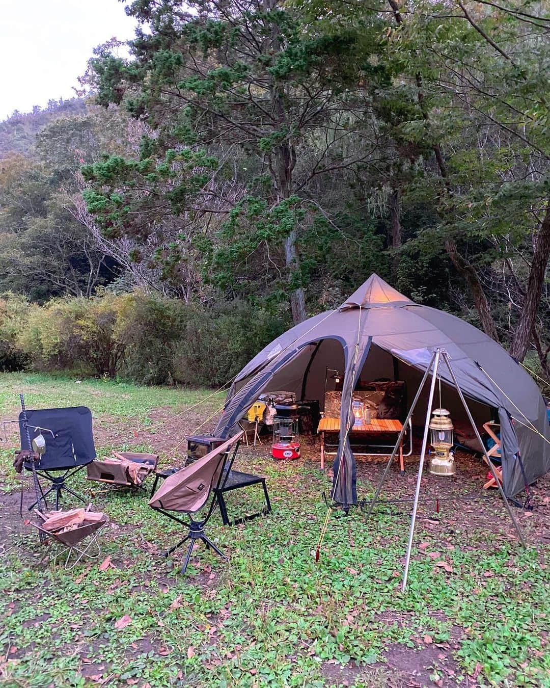 DJ LICCAさんのインスタグラム写真 - (DJ LICCAInstagram)「完全なただの趣味。 凝り性な女二人camp🔥 年々無骨になってきたサイト。 6張り目のテントは2番目にお気に入り⛺️ ギアもガレージブランドどんどん増えて楽しい😊 ・ ・ ・ #liccacamp #duocamp #camp #tent #天幕 #helsport #焚火 #焚き火 #outdoors #キャンプギア #camper #lantern  #outdoortable #outdoorchair #camp飯 #goout」10月26日 16時08分 - djlicca