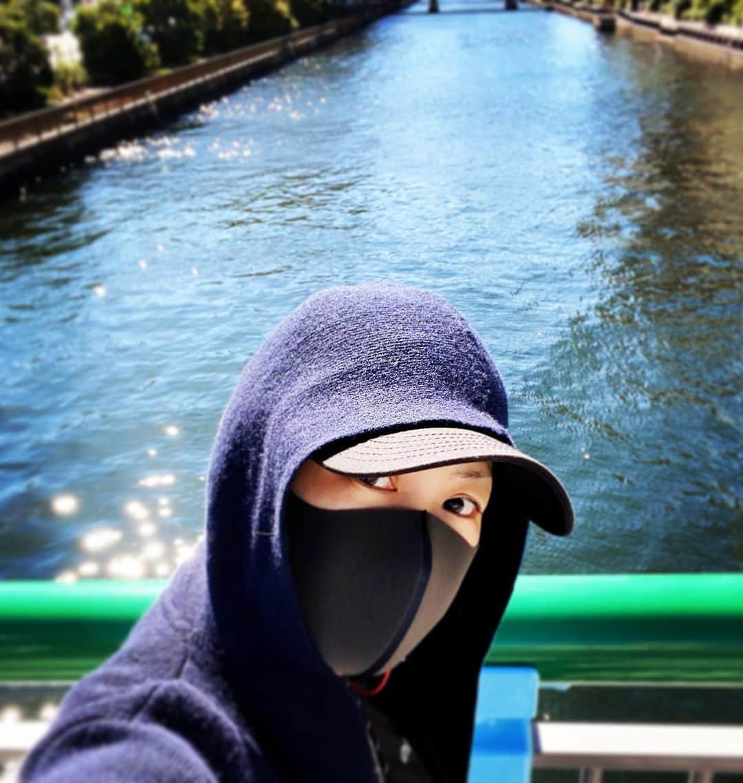 藤原理恵さんのインスタグラム写真 - (藤原理恵Instagram)「2020年10月25日。午前。運河に降りてみました。キラキラ✨。水と緑の匂いで、ふわふわと良い気持ちでした。」10月26日 16時11分 - fujiwararie
