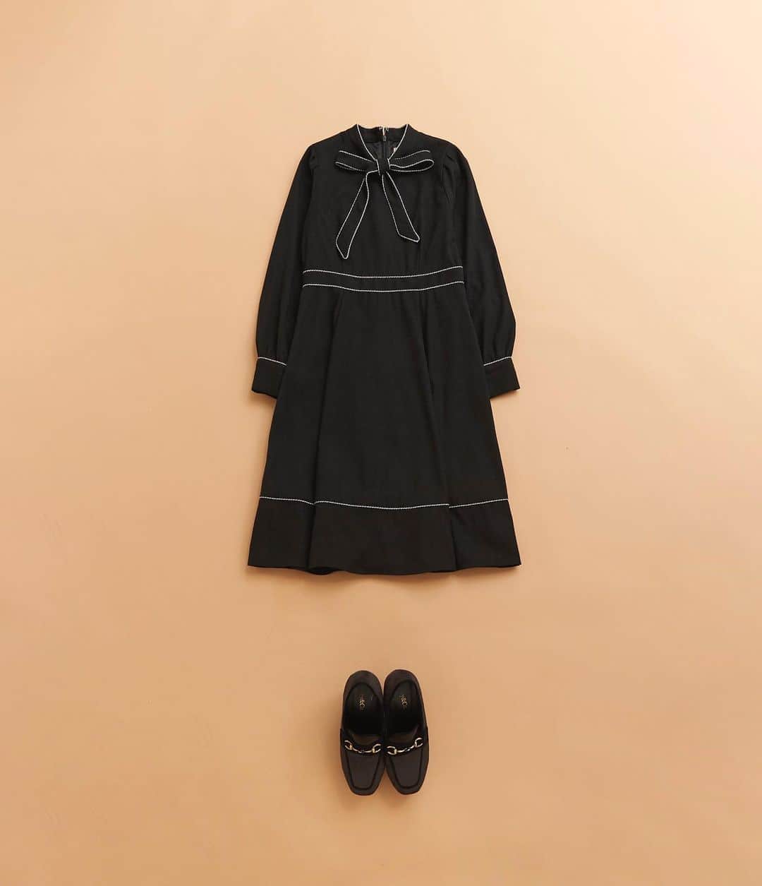 のインスタグラム：「▶︎2020 AW 2nd COLLECTION﻿ ﻿ titty&Co. 冬のコンセプトは﻿ " No more boredom "﻿ ﻿ #チェックパイピングワンピース﻿ ¥7,990﻿ BLK/BRN﻿ ﻿ #バイカラービットローファー ﻿ ¥9,800﻿ BEGBLK﻿ ﻿ #tittyandco #tittyco #2020 #autumn #winter #nomoreboredom  #aw #fashion  #follow #followme #girly  #ティティーアンドコー #冬 #ワンピース #ボウタイ #ボウタイワンピース #モノトーン #チェック柄 #モノトーンコーデ #ワントーンコーデ #ローファー」