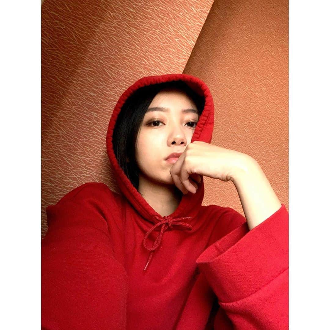 工藤綾乃のインスタグラム：「パーカーの季節ね。寒い寒い」
