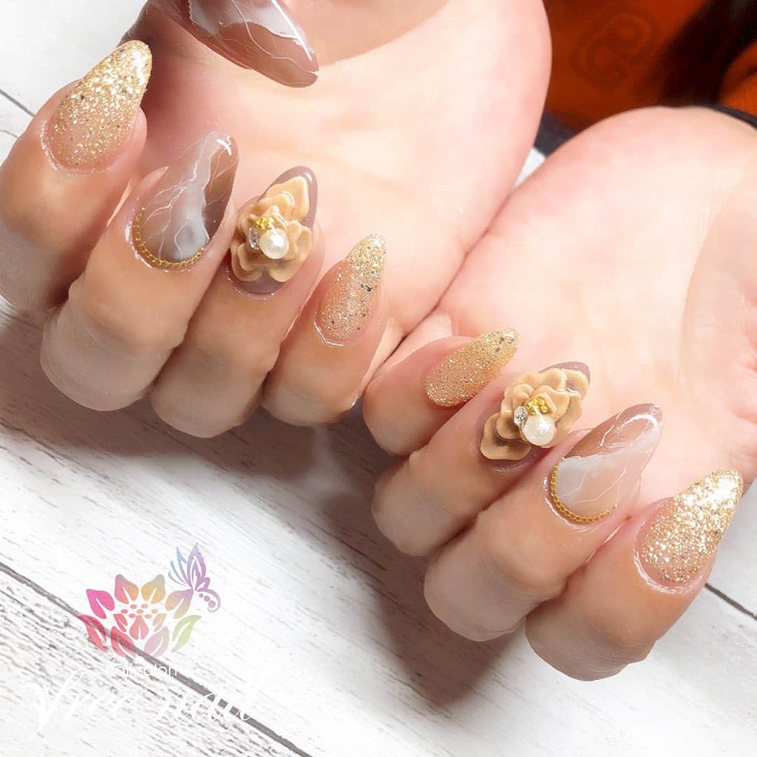 free nail フリーネイルのインスタグラム：「. お客様ネイル💅🏻🎃 . 3Dフラワーネイル🌼 . 大人ベージュ🪐✨ . ▶︎▶︎▶︎スワイプして動画も見てね☝︎🎬✨ . ご来店ありがとうございました🙇🏻‍♀️🙇🏻‍♀️🙇🏻‍♀️💗 . #ネイルアート #ジェルネイル #ネイルサロン #大阪ネイルサロン #ネイルデザイン #ネイルチェンジ #フラワーネイル #お花ネイル #大理石ネイル #立体ネイル #ベージュネイル #キラキラネイル #デザインネイル #トレンドネイル #大人ネイル #きれいめネイル #ロングネイル #秋ネイル #autumnnails #nailsart #nailsdid #美甲 #日式美甲 #日式美甲胶 #日本美甲师 #日本美甲老师 #美甲上课 #日本胶 #フリーネイル #freenail」
