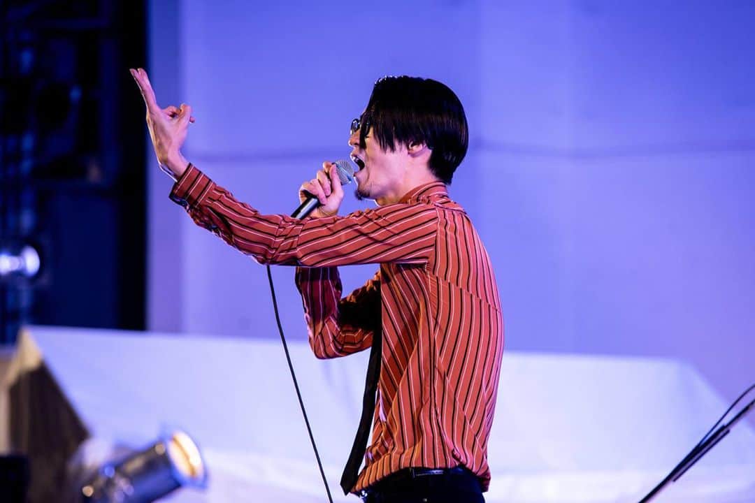 米田貴紀のインスタグラム：「指が長い事を自慢している場面です。✌️  photo by ユキちゃん #音泉魂 #清水音泉 #大阪城野外音楽堂  #夜の本気ダンス」