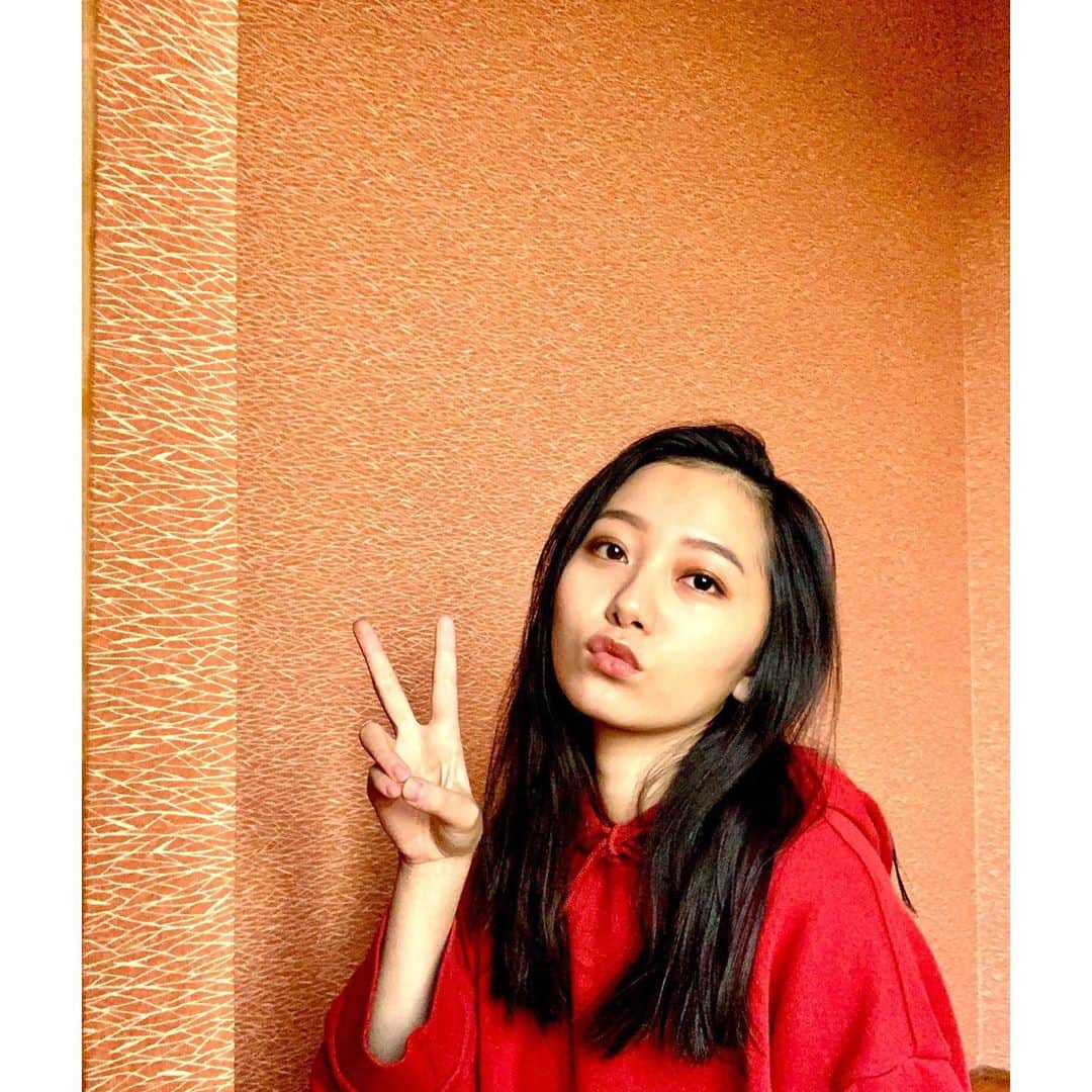 工藤綾乃のインスタグラム：「カミノビタ 地方から帰ったら食べたいものがたくさんあって、、 あと熱燗飲みたいね。ピース . . . . . #パーカー #winterfashion#10/26#ootd」