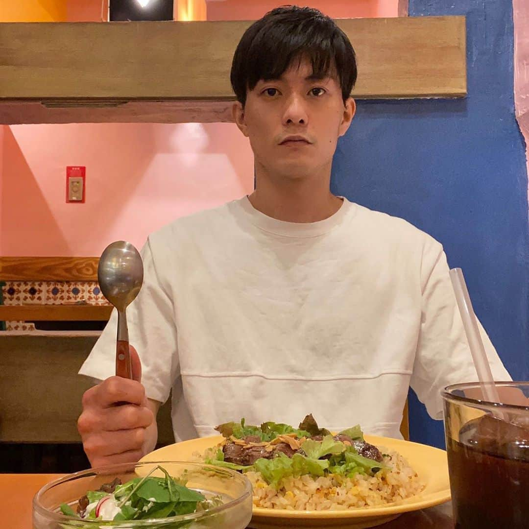 庄野崎謙さんのインスタグラム写真 - (庄野崎謙Instagram)「食欲の秋🍖  ガーリックステーキチャーハン  好きなワードがてんこ盛りのランチ😋  #新宿 #ランチ #新宿ランチ #ガーリックステーキチャーハン #男飯 #孤独のグルメ #俳優 #役者 #actor #model #japan #庄野崎謙 #写真 #photo #撮影 #photography #photooftheday #ランチセット #カフェ飯 #真顔 #真剣 #食欲の秋」10月26日 16時23分 - shonozaki_ken