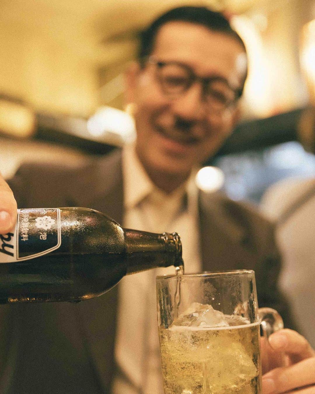 のインスタグラム：「こんなめでたい話を聞いたら飲まずにはいられないよ #岩井ジョニ男 #ジョニ男 #ジョニスタグラム #jonistagram #イワイガワ #浅井企画 #サラリーマン #whitecollarwork #ninetofiver #東京 #tokyo #西東京 #田無 #ひばりヶ丘団地 #めでたい #うれしい #楽しい #大好き #オイルショック #岩井眼鏡店 #km01 #vintage_gentry  #ビンテージオーダースーツジェントリー  #instagram  #instagood  #model #cool #cooljapan」