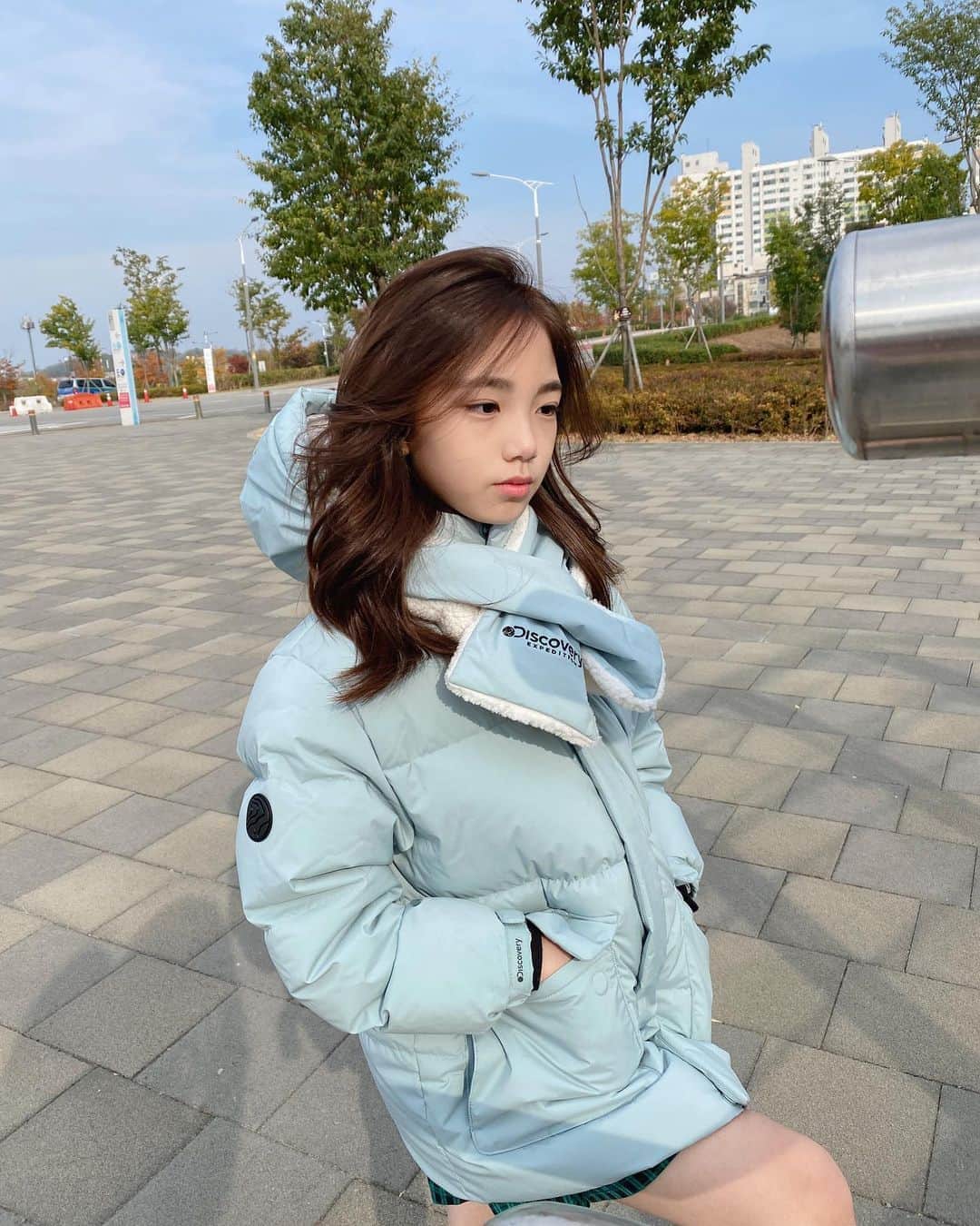 ウンチェのインスタグラム：「#광고   일교차가 넘 커서 찬바람 불 땐 , 패딩이 어색하지 않음 🙃🙂  감기 조심하세요😷 감기 걸려도 괜히 의심 받을 시국이니까 더더.... - - - - - #디스커버리 #디스커버리익스페디션  #리틀디스커버러 #디스커버리키즈 #디스커버리키즈숏패딩 #키즈구스다운  #키즈패딩 #키즈숏패딩 #월요일 #ootd #주니어모델 #아역배우 #이은채 #Eunchae」