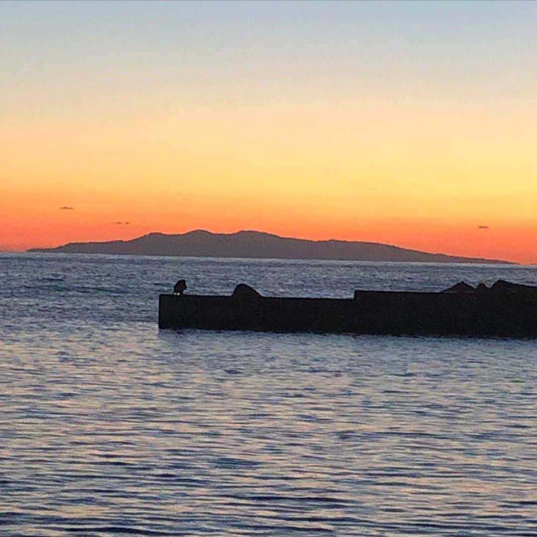 林克治さんのインスタグラム写真 - (林克治Instagram)「夕焼け空に浮かぶ 伊豆大島。  南房総市白浜町の景色。」10月26日 16時27分 - hayashikarika