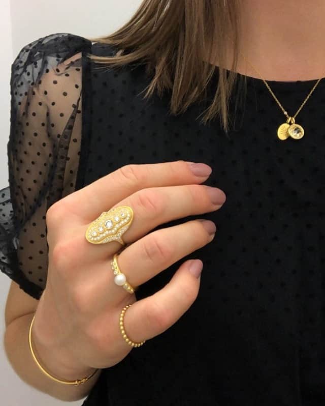 ジュリーサンドラゥさんのインスタグラム写真 - (ジュリーサンドラゥInstagram)「Statement pieces ✨🌝⠀⠀⠀⠀⠀⠀⠀⠀⠀ ⠀⠀⠀⠀⠀⠀⠀⠀⠀ ⠀⠀⠀⠀⠀⠀⠀⠀⠀ #juliesandlau #juliesandlaujewelry #jewelry #statement #gold #pieces #styling #inspiration #glow #pearl」10月26日 16時30分 - juliesandlau