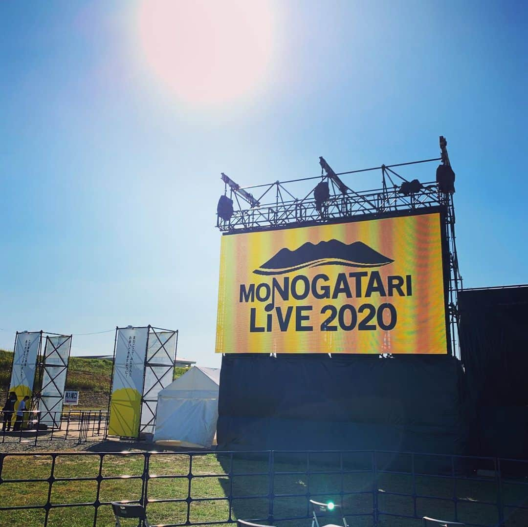 藪佑介のインスタグラム：「MONOGATARI LIVE 2020の余韻に浸る✨  事務所の先輩、石塚英彦さん TEEさん ハジ→さん にお写真撮って頂きました✨  出演後は皆さんのステージを拝見させて頂き 楽しみまくりました😆  #monogatarilive #直方市 #石塚英彦 さん　#TEE さん　#ハジ→ さん　#フェス　#最高」