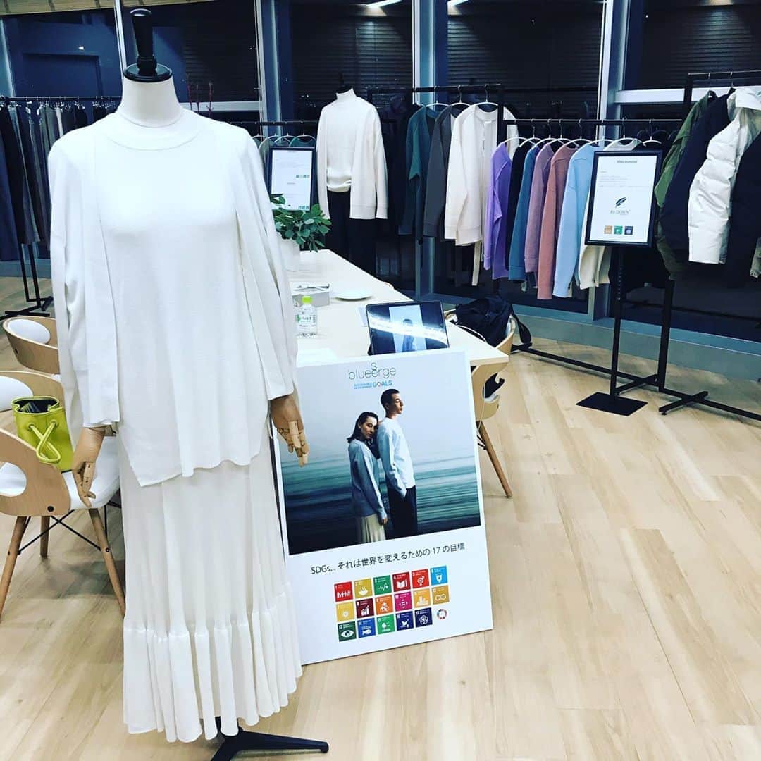 福田葉子さんのインスタグラム写真 - (福田葉子Instagram)「SDGsと最近よく聞くけど、ここまで本気で真摯かつリアルな服作りに落とし込まれてるのは初めて！びっくりしました。 @blueserge_official ブルーサージのデビュー展示会へ。ジェンダー、シーズン、エイジの壁を払い地球温暖化の抑制を図る新ブランド。その新しさはいくつかある。 ひとつは素材や縫製、染色などプロセスに至るまで本気で環境問題に取り組んでいること。後進の育成や原料農家や農場への寄付や支援、今起こっている社会問題への即時支援態勢。APPA-WELLプロジェクト、素晴らしいと思う。 次に、買う側、着る側のできることまで考えていること。好きなものを着ながらムダを減らし快適に暮らすための服と買い方。そのためのラインナップ。よく考えられています。感心しました。男女共有できたり自由な着方ができる服などボーダーレスな魅力も。 そしてお値段が非常にお手頃。安すぎるくらい。環境にいいけど高い、そんなジレンマがない珍しく新しいアパレルの登場です。ワクワクしました。これからの展開、要チェックです。 #blueserge #sdgs #appawell #good #fashion #eco #new #ブルーサージ　#環境問題 #地球温暖化　#ジェンダー　#ボーダーレス　#本気　#注目」10月26日 16時48分 - yoyoyokoko