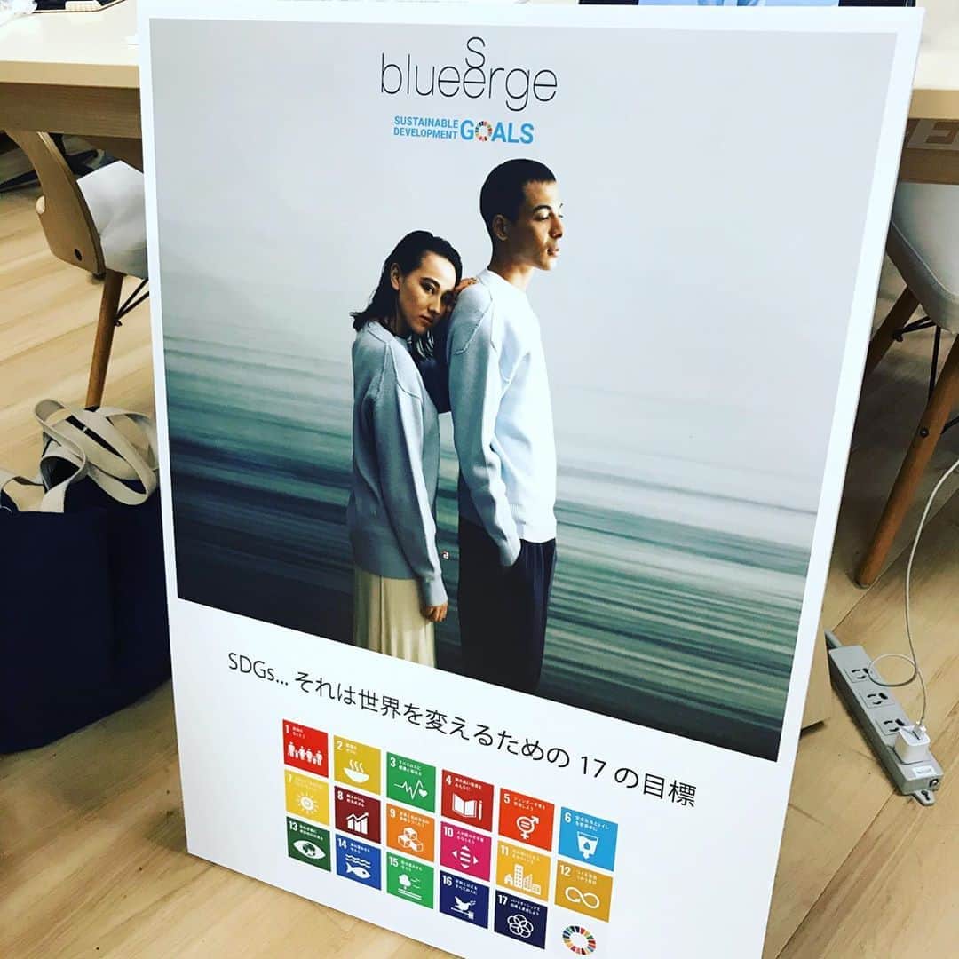 福田葉子さんのインスタグラム写真 - (福田葉子Instagram)「SDGsと最近よく聞くけど、ここまで本気で真摯かつリアルな服作りに落とし込まれてるのは初めて！びっくりしました。 @blueserge_official ブルーサージのデビュー展示会へ。ジェンダー、シーズン、エイジの壁を払い地球温暖化の抑制を図る新ブランド。その新しさはいくつかある。 ひとつは素材や縫製、染色などプロセスに至るまで本気で環境問題に取り組んでいること。後進の育成や原料農家や農場への寄付や支援、今起こっている社会問題への即時支援態勢。APPA-WELLプロジェクト、素晴らしいと思う。 次に、買う側、着る側のできることまで考えていること。好きなものを着ながらムダを減らし快適に暮らすための服と買い方。そのためのラインナップ。よく考えられています。感心しました。男女共有できたり自由な着方ができる服などボーダーレスな魅力も。 そしてお値段が非常にお手頃。安すぎるくらい。環境にいいけど高い、そんなジレンマがない珍しく新しいアパレルの登場です。ワクワクしました。これからの展開、要チェックです。 #blueserge #sdgs #appawell #good #fashion #eco #new #ブルーサージ　#環境問題 #地球温暖化　#ジェンダー　#ボーダーレス　#本気　#注目」10月26日 16時48分 - yoyoyokoko