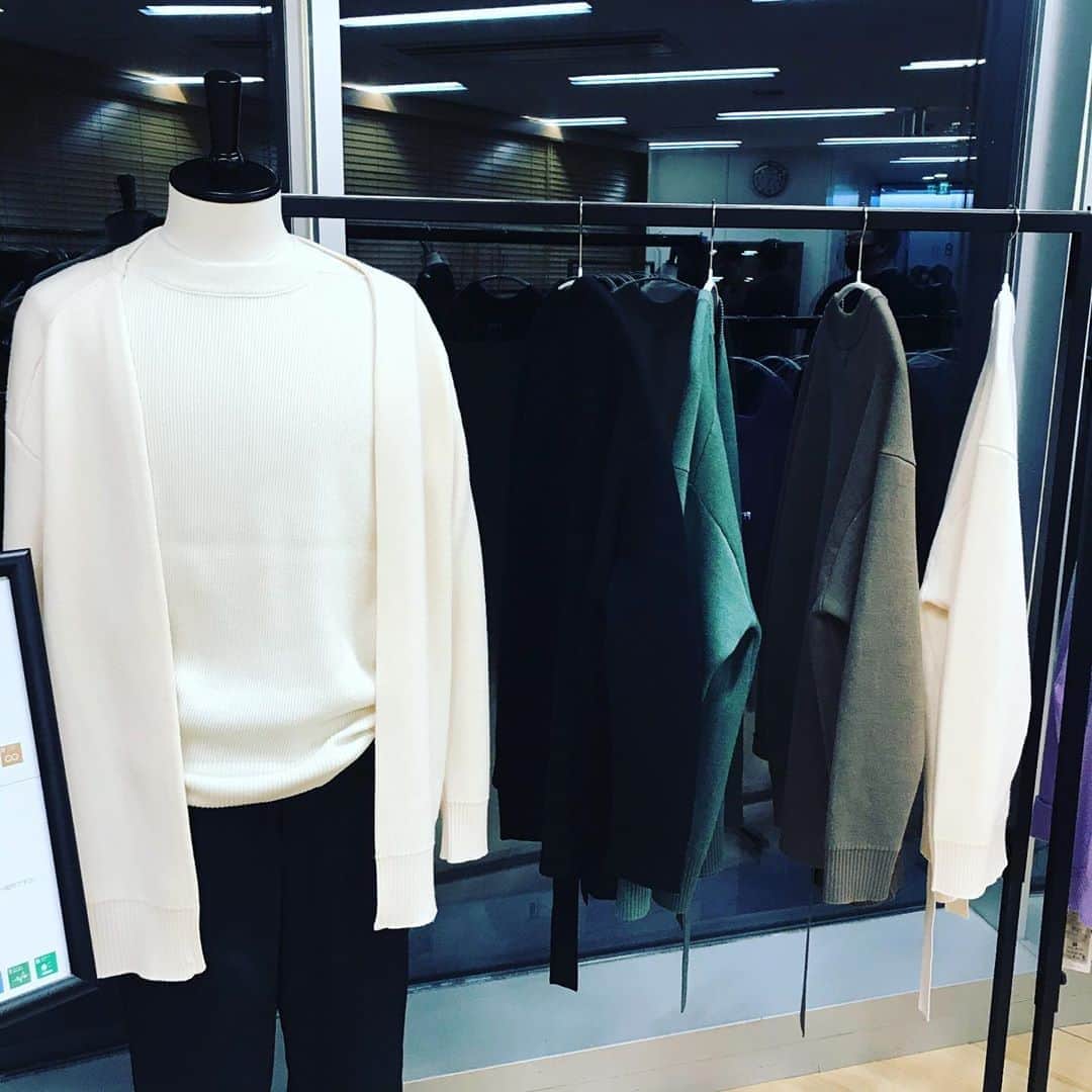 福田葉子さんのインスタグラム写真 - (福田葉子Instagram)「SDGsと最近よく聞くけど、ここまで本気で真摯かつリアルな服作りに落とし込まれてるのは初めて！びっくりしました。 @blueserge_official ブルーサージのデビュー展示会へ。ジェンダー、シーズン、エイジの壁を払い地球温暖化の抑制を図る新ブランド。その新しさはいくつかある。 ひとつは素材や縫製、染色などプロセスに至るまで本気で環境問題に取り組んでいること。後進の育成や原料農家や農場への寄付や支援、今起こっている社会問題への即時支援態勢。APPA-WELLプロジェクト、素晴らしいと思う。 次に、買う側、着る側のできることまで考えていること。好きなものを着ながらムダを減らし快適に暮らすための服と買い方。そのためのラインナップ。よく考えられています。感心しました。男女共有できたり自由な着方ができる服などボーダーレスな魅力も。 そしてお値段が非常にお手頃。安すぎるくらい。環境にいいけど高い、そんなジレンマがない珍しく新しいアパレルの登場です。ワクワクしました。これからの展開、要チェックです。 #blueserge #sdgs #appawell #good #fashion #eco #new #ブルーサージ　#環境問題 #地球温暖化　#ジェンダー　#ボーダーレス　#本気　#注目」10月26日 16時48分 - yoyoyokoko