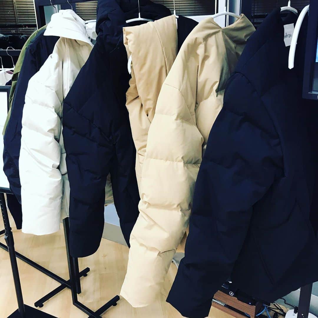 福田葉子さんのインスタグラム写真 - (福田葉子Instagram)「SDGsと最近よく聞くけど、ここまで本気で真摯かつリアルな服作りに落とし込まれてるのは初めて！びっくりしました。 @blueserge_official ブルーサージのデビュー展示会へ。ジェンダー、シーズン、エイジの壁を払い地球温暖化の抑制を図る新ブランド。その新しさはいくつかある。 ひとつは素材や縫製、染色などプロセスに至るまで本気で環境問題に取り組んでいること。後進の育成や原料農家や農場への寄付や支援、今起こっている社会問題への即時支援態勢。APPA-WELLプロジェクト、素晴らしいと思う。 次に、買う側、着る側のできることまで考えていること。好きなものを着ながらムダを減らし快適に暮らすための服と買い方。そのためのラインナップ。よく考えられています。感心しました。男女共有できたり自由な着方ができる服などボーダーレスな魅力も。 そしてお値段が非常にお手頃。安すぎるくらい。環境にいいけど高い、そんなジレンマがない珍しく新しいアパレルの登場です。ワクワクしました。これからの展開、要チェックです。 #blueserge #sdgs #appawell #good #fashion #eco #new #ブルーサージ　#環境問題 #地球温暖化　#ジェンダー　#ボーダーレス　#本気　#注目」10月26日 16時48分 - yoyoyokoko