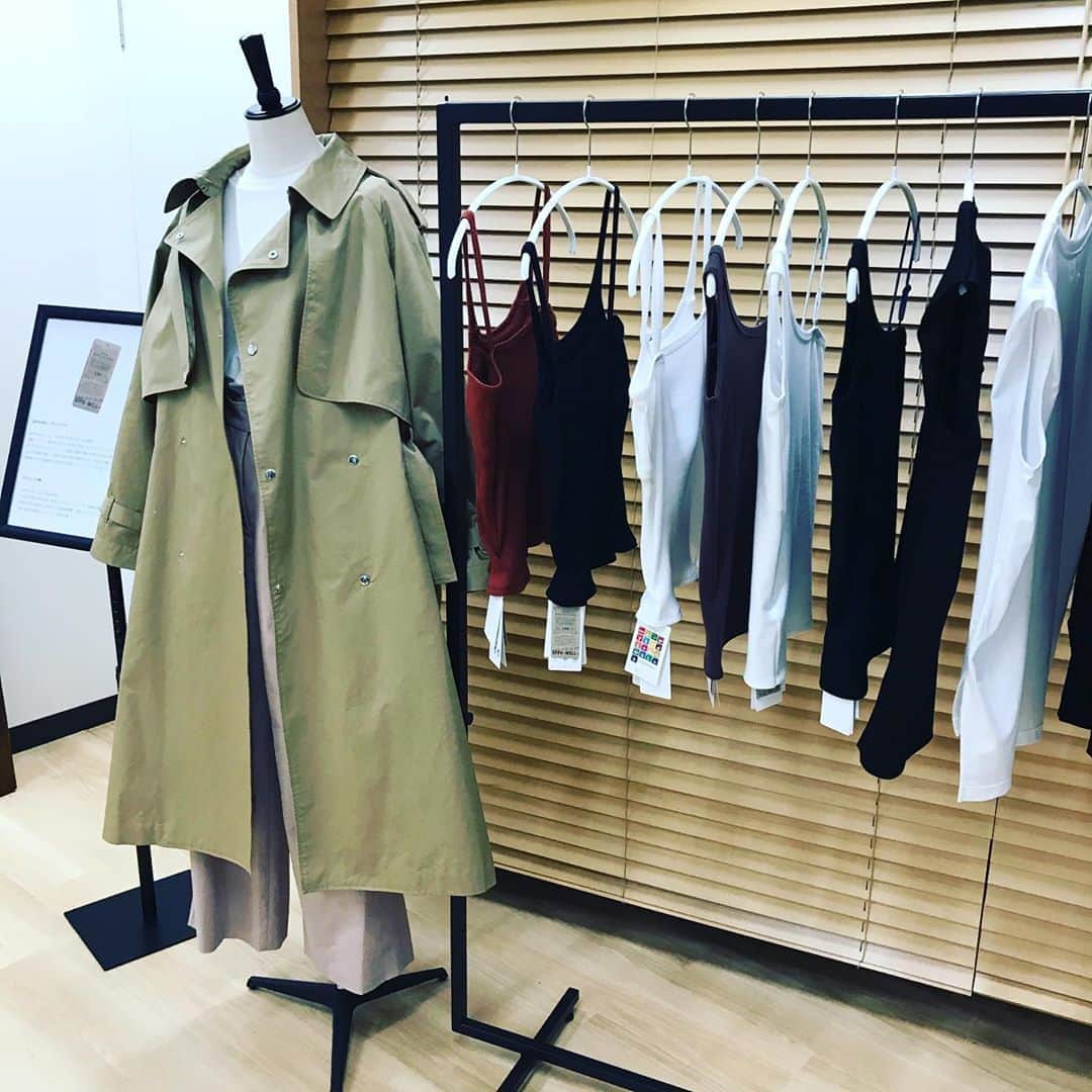 福田葉子さんのインスタグラム写真 - (福田葉子Instagram)「SDGsと最近よく聞くけど、ここまで本気で真摯かつリアルな服作りに落とし込まれてるのは初めて！びっくりしました。 @blueserge_official ブルーサージのデビュー展示会へ。ジェンダー、シーズン、エイジの壁を払い地球温暖化の抑制を図る新ブランド。その新しさはいくつかある。 ひとつは素材や縫製、染色などプロセスに至るまで本気で環境問題に取り組んでいること。後進の育成や原料農家や農場への寄付や支援、今起こっている社会問題への即時支援態勢。APPA-WELLプロジェクト、素晴らしいと思う。 次に、買う側、着る側のできることまで考えていること。好きなものを着ながらムダを減らし快適に暮らすための服と買い方。そのためのラインナップ。よく考えられています。感心しました。男女共有できたり自由な着方ができる服などボーダーレスな魅力も。 そしてお値段が非常にお手頃。安すぎるくらい。環境にいいけど高い、そんなジレンマがない珍しく新しいアパレルの登場です。ワクワクしました。これからの展開、要チェックです。 #blueserge #sdgs #appawell #good #fashion #eco #new #ブルーサージ　#環境問題 #地球温暖化　#ジェンダー　#ボーダーレス　#本気　#注目」10月26日 16時48分 - yoyoyokoko