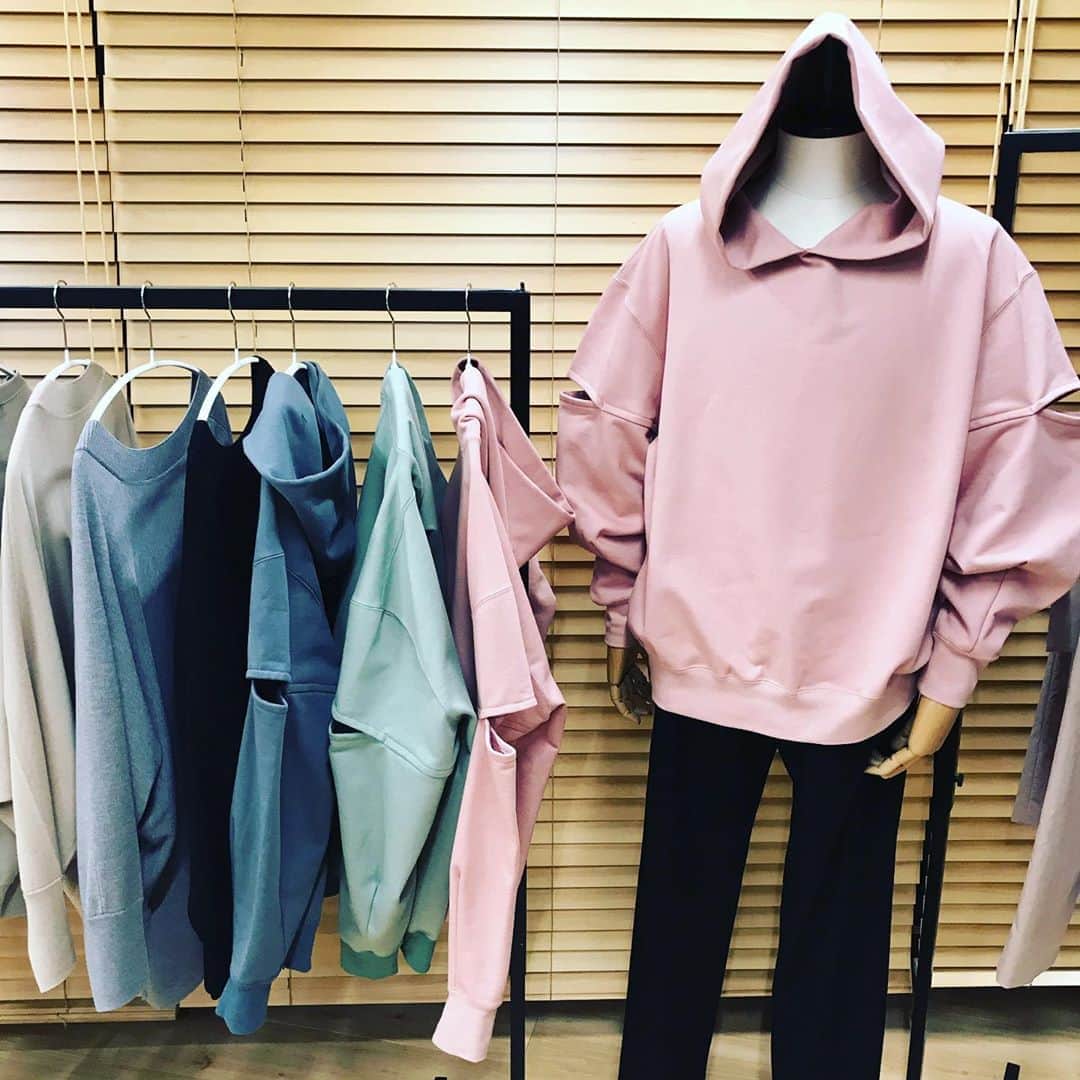 福田葉子さんのインスタグラム写真 - (福田葉子Instagram)「SDGsと最近よく聞くけど、ここまで本気で真摯かつリアルな服作りに落とし込まれてるのは初めて！びっくりしました。 @blueserge_official ブルーサージのデビュー展示会へ。ジェンダー、シーズン、エイジの壁を払い地球温暖化の抑制を図る新ブランド。その新しさはいくつかある。 ひとつは素材や縫製、染色などプロセスに至るまで本気で環境問題に取り組んでいること。後進の育成や原料農家や農場への寄付や支援、今起こっている社会問題への即時支援態勢。APPA-WELLプロジェクト、素晴らしいと思う。 次に、買う側、着る側のできることまで考えていること。好きなものを着ながらムダを減らし快適に暮らすための服と買い方。そのためのラインナップ。よく考えられています。感心しました。男女共有できたり自由な着方ができる服などボーダーレスな魅力も。 そしてお値段が非常にお手頃。安すぎるくらい。環境にいいけど高い、そんなジレンマがない珍しく新しいアパレルの登場です。ワクワクしました。これからの展開、要チェックです。 #blueserge #sdgs #appawell #good #fashion #eco #new #ブルーサージ　#環境問題 #地球温暖化　#ジェンダー　#ボーダーレス　#本気　#注目」10月26日 16時48分 - yoyoyokoko