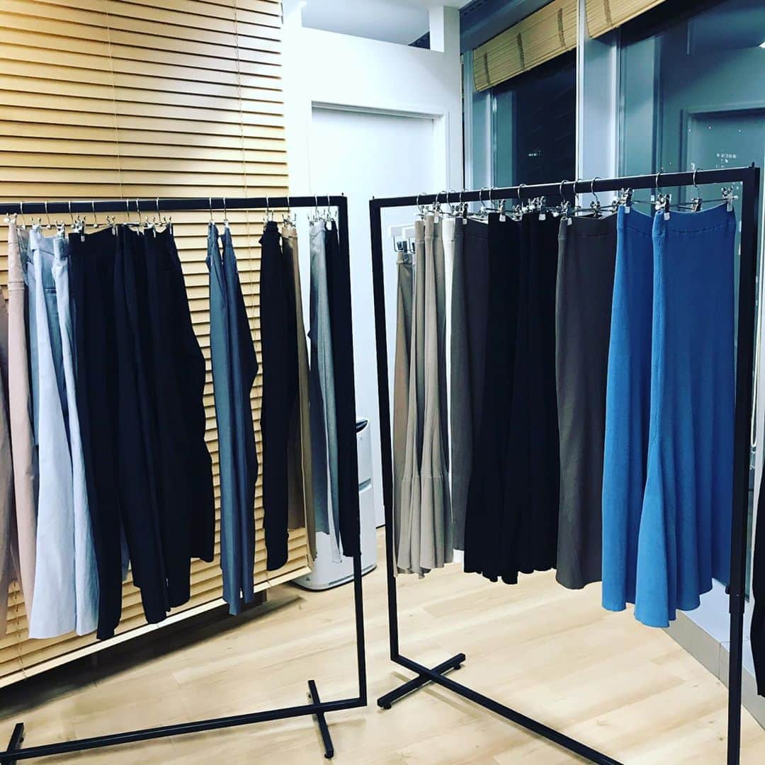 福田葉子さんのインスタグラム写真 - (福田葉子Instagram)「SDGsと最近よく聞くけど、ここまで本気で真摯かつリアルな服作りに落とし込まれてるのは初めて！びっくりしました。 @blueserge_official ブルーサージのデビュー展示会へ。ジェンダー、シーズン、エイジの壁を払い地球温暖化の抑制を図る新ブランド。その新しさはいくつかある。 ひとつは素材や縫製、染色などプロセスに至るまで本気で環境問題に取り組んでいること。後進の育成や原料農家や農場への寄付や支援、今起こっている社会問題への即時支援態勢。APPA-WELLプロジェクト、素晴らしいと思う。 次に、買う側、着る側のできることまで考えていること。好きなものを着ながらムダを減らし快適に暮らすための服と買い方。そのためのラインナップ。よく考えられています。感心しました。男女共有できたり自由な着方ができる服などボーダーレスな魅力も。 そしてお値段が非常にお手頃。安すぎるくらい。環境にいいけど高い、そんなジレンマがない珍しく新しいアパレルの登場です。ワクワクしました。これからの展開、要チェックです。 #blueserge #sdgs #appawell #good #fashion #eco #new #ブルーサージ　#環境問題 #地球温暖化　#ジェンダー　#ボーダーレス　#本気　#注目」10月26日 16時48分 - yoyoyokoko