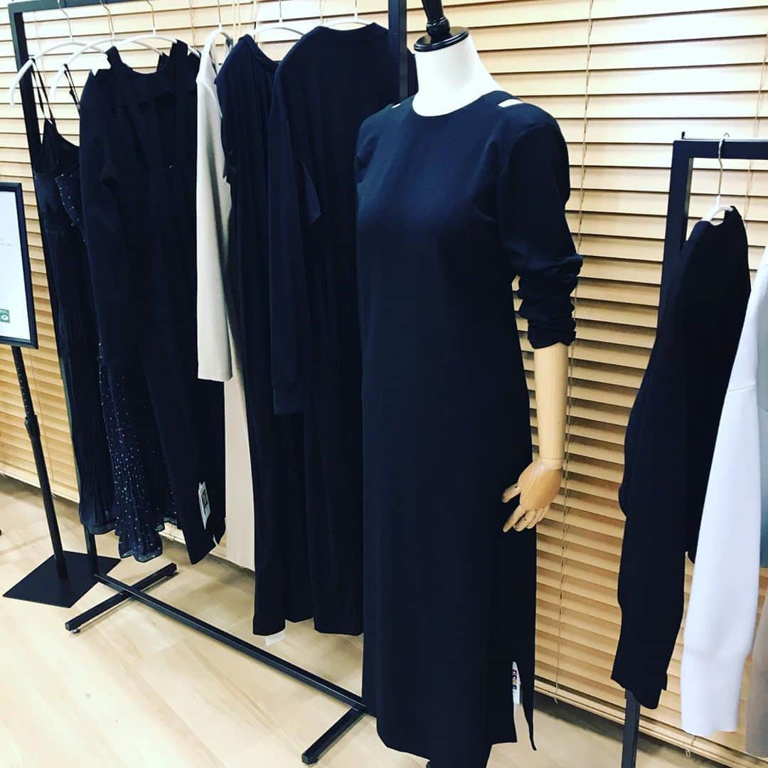 福田葉子さんのインスタグラム写真 - (福田葉子Instagram)「SDGsと最近よく聞くけど、ここまで本気で真摯かつリアルな服作りに落とし込まれてるのは初めて！びっくりしました。 @blueserge_official ブルーサージのデビュー展示会へ。ジェンダー、シーズン、エイジの壁を払い地球温暖化の抑制を図る新ブランド。その新しさはいくつかある。 ひとつは素材や縫製、染色などプロセスに至るまで本気で環境問題に取り組んでいること。後進の育成や原料農家や農場への寄付や支援、今起こっている社会問題への即時支援態勢。APPA-WELLプロジェクト、素晴らしいと思う。 次に、買う側、着る側のできることまで考えていること。好きなものを着ながらムダを減らし快適に暮らすための服と買い方。そのためのラインナップ。よく考えられています。感心しました。男女共有できたり自由な着方ができる服などボーダーレスな魅力も。 そしてお値段が非常にお手頃。安すぎるくらい。環境にいいけど高い、そんなジレンマがない珍しく新しいアパレルの登場です。ワクワクしました。これからの展開、要チェックです。 #blueserge #sdgs #appawell #good #fashion #eco #new #ブルーサージ　#環境問題 #地球温暖化　#ジェンダー　#ボーダーレス　#本気　#注目」10月26日 16時48分 - yoyoyokoko