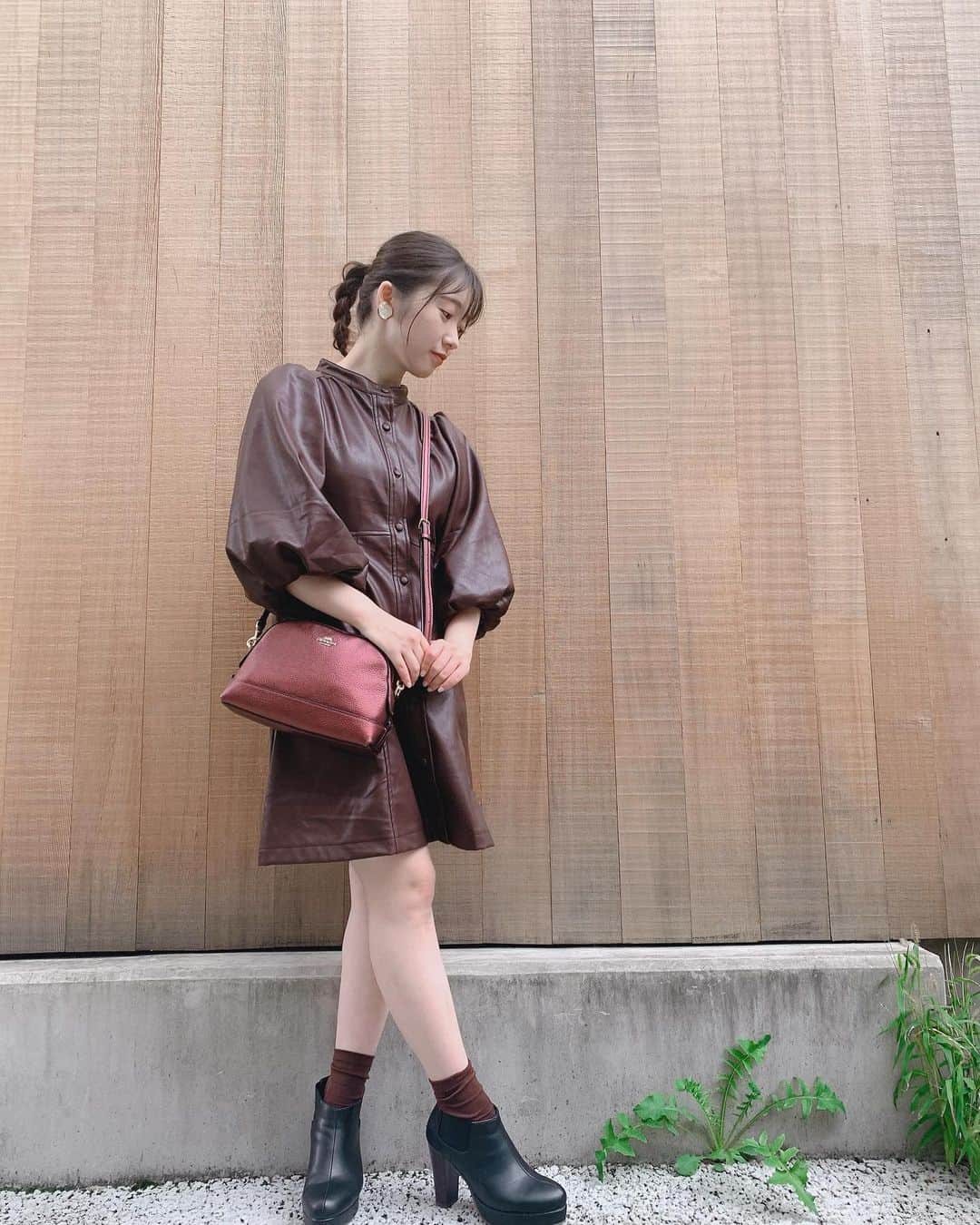 山岸理子のインスタグラム：「*  秋服〜🍂🍁  レザーワンピ。♥ ⇒ @whoswhochico   茶色好き☺︎  ・ ・ ・ ・ #tsubaki_factory #つばきファクトリー #山岸理子 #私服 #秋服 #秋コーデ  #レザーワンピース #whoswhochico  #茶色 #茶色コーデ」