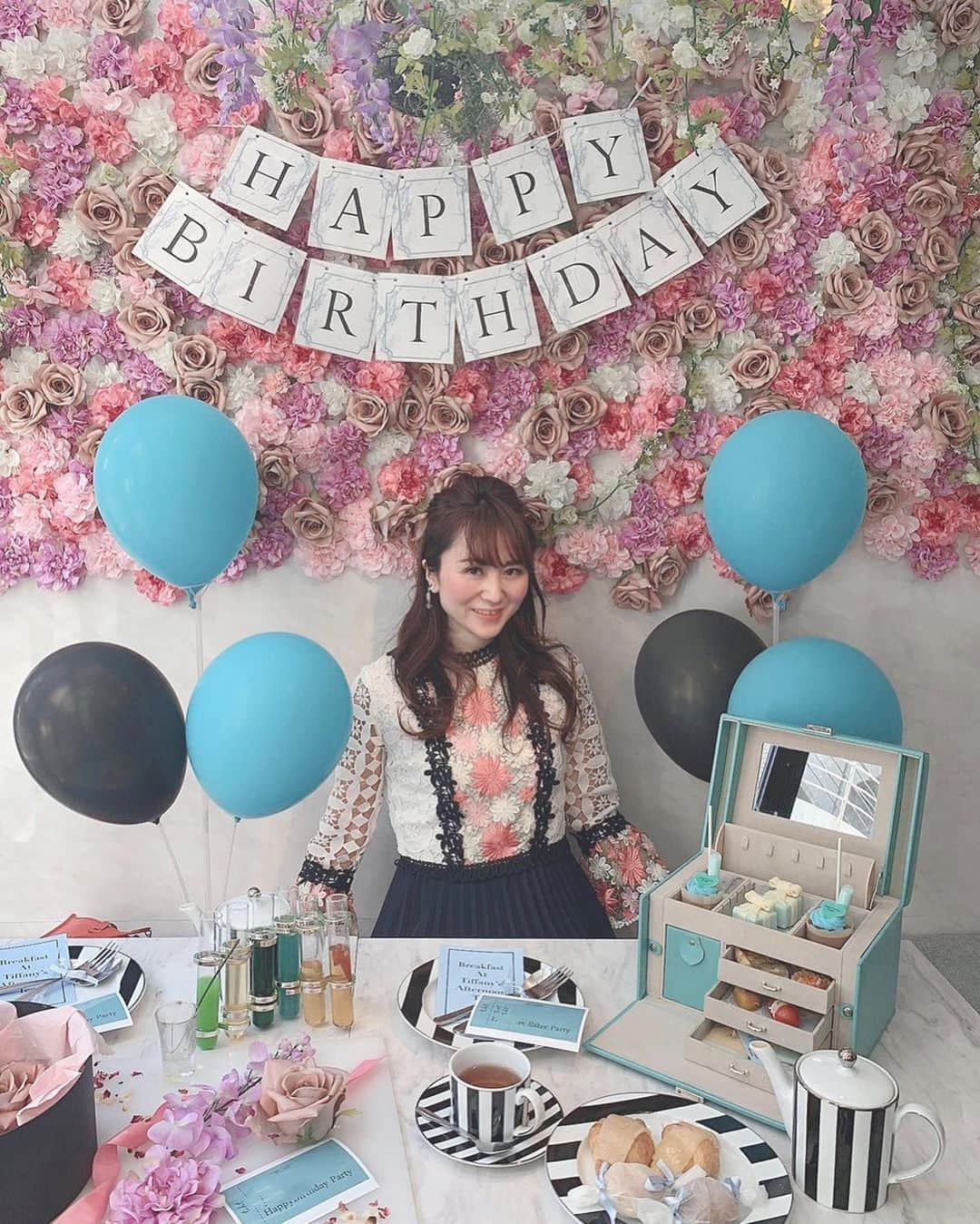 Miku Hirata 平田未来さんのインスタグラム写真 - (Miku Hirata 平田未来Instagram)「#happybirthdaytomyfriend ♡ #gingergardenaoyama (@gingergardenaoyama )にてお祝いしてきました💐  結婚や子育てでなかなか会えずでしたが、 今年はわりとゆっくりしているので やっと会えたお友達と♡  ちょっとサプライズ！と思ったら 感動で泣いてくれた😂 ばっちり動画も撮りましたがね👍  コースは、『BreakfastatTiffany's』アフタヌーンティの第5段で、可愛いティファニーブルー尽くし💍  2時間制で、予約必須❣️ ドリンクは飲み放題で、コーヒー、カフェオレ、紅茶です✨ お店やコースには、至る所に可愛い😍が詰まっているのでずっとドキドキでした💕  お誕生日の予約は早めにすることをお勧めします♡  #世界一可愛い女子会 (女子っていつまでっていう議論もあるけど、とりあえず女性を楽しみたいです💠)が叶って、本当良かった✨  バースデープレートとかアフタヌーンティープレートはそれぞれまたアップしたいです💠  ※お写真は、2枚目以降、1枚目に引きずられてか、アップめになっています🙏 また、お友達は鍵付きアカウントなので メッセージカードのお名前は削除してあります😊🙏  #gingergardenaoyama #gingergarden #gingergarden青山 #ジンジャーガーデン青山 #ジンジャーガーデン #ジンジャーガーデンアフタヌーンティー #breakfastattiffanys #breakfastattiffany #tiffanys #tiffanyandco #ティファニーアフタヌーンティー #ティファニー #アフタヌーンティー #表参道アフタヌーンティー #表参道カフェ巡り #お誕生日会プラン #お誕生日サプライズ #お誕生日女子会  #チェスティ #チェスティコーデ」10月26日 16時49分 - miku.hirata