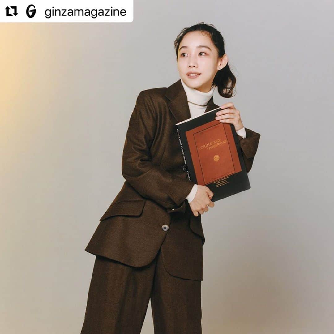 Baekのインスタグラム：「雑誌GINZAにて自分の本棚とおすすめの本の紹介をしていただきました。 是非皆さん読んでみてください📚‼️」