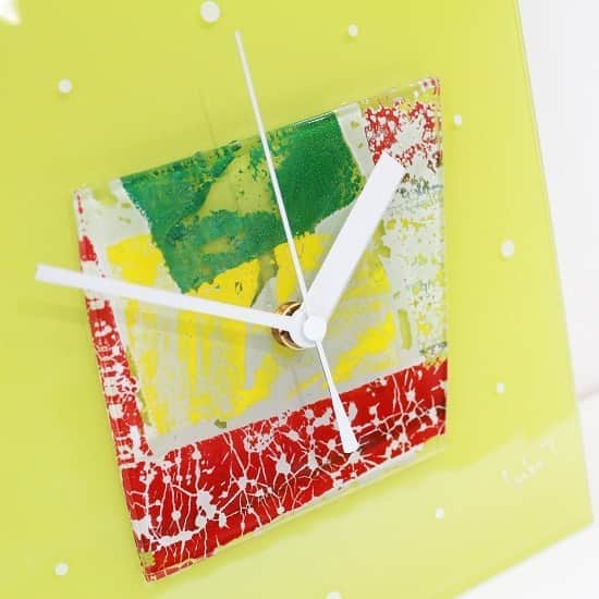 comb de shioさんのインスタグラム写真 - (comb de shioInstagram)「新築祝いや、ご結婚のお祝いにも人気の1点ものアート時計✨  あなたも、時計から、アートのある生活、はじめませんか？  #オンラインショップで販売中です  glass art clock by Isako TODA﻿ ﻿ #アートのある暮らし ﻿ #combdeshio﻿ #コムデシオガラス ﻿ #コムデシオ ﻿ #ガラス作家杜多一菜子﻿ #三重県  #三重県津市  #インテリア好きな人と繋がりたい﻿ #インテリアデザイン﻿ #おしゃれインテリア #インテリアアート #壁掛けインテリア #おしゃれな部屋  #抽象画アート #寝室インテリア  #壁掛け時計 #ガラス時計 #新築祝いのプレゼント #結婚祝いのプレゼント  #おうち時間を楽しむアイテム ﻿#インテリア時計  #artist  #interiorart #interiorartwork #artclock #glassclock #japanesecraft #clock」10月26日 17時02分 - comb_de_shio