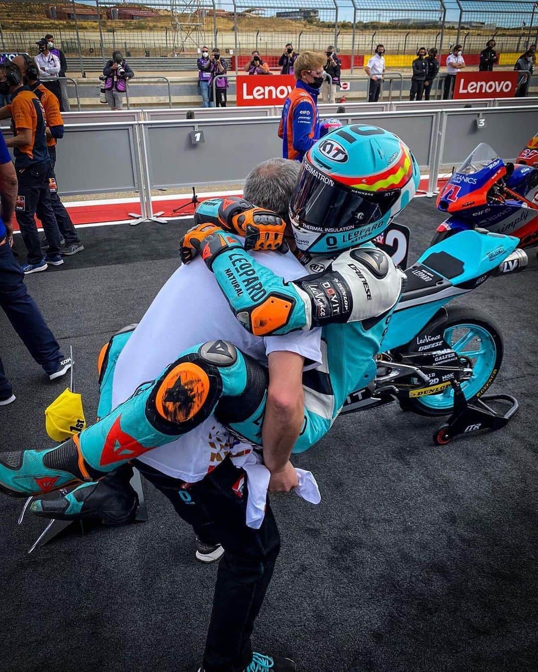 MotoGPさんのインスタグラム写真 - (MotoGPInstagram)「Team work makes the dream work 💪 In just one week @jaumemasia5 not only took back-to-back wins, but also became the 100th different winner for Honda and took the 800 GP victory for the factory! 👏 #AlcanizGP 🏁 #Moto3 #MotoGP #MondayMotivation」10月26日 17時02分 - motogp