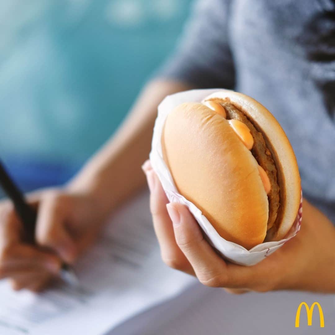 McDonald's Philippinesのインスタグラム：「Don't let weekday errands get you down. Have a Burger McDo and more with the NEW Snack Burger McShare. 🍔  Just a few taps away via the McDelivery App— only Php 330 per bundle.」