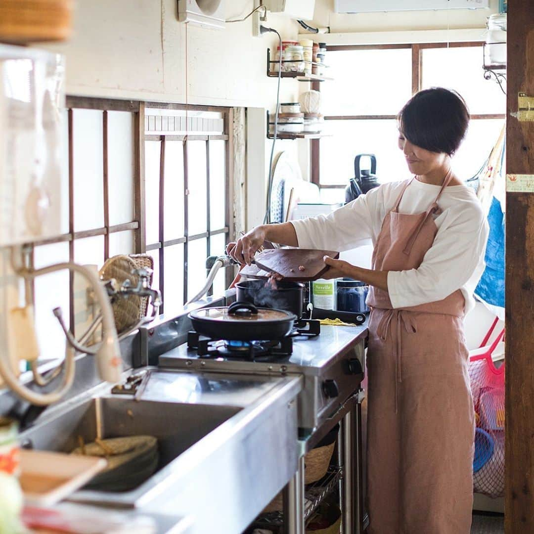 北欧、暮らしの道具店さんのインスタグラム写真 - (北欧、暮らしの道具店Instagram)「伝説の家政婦・タサン志麻さんが、「取っ手のとれるティファール」を使い続ける4つの理由 . - - - - - - - - - - - - 今や、多くのお宅でおなじみの調理道具、 「取っ手のとれるティファール（@tfal_japan）」。  フランスの三つ星レストランで働いた経験をもち、 “伝説の家政婦”としても知られる タサン志麻さんが使う道具も、 「取っ手のとれるティファール」だそうなのです。  使い始めて4年ほどで、しかも、 「これじゃなきゃ！」というくらい、 愛用しているのだとか◎  一体、どのような点を魅力に感じているのでしょうか？ 本日は、実際にタサン志麻さんのお宅にお邪魔して聞いた、 「取っ手のとれるティファール」を使い続ける 4つの理由をご紹介します。 . - - - - - - - - - - - - - - - - - - - - - - - - その❶： 「炒めて煮込む」も ティファールならこびりつきにくい - - - - - - - - - - - - - - - - - - - - - - - - . 取っ手のとれるティファールのソースパンは、 チタンコーティングで こびりつきにくくストレスフリーです。 . ■志麻さん： 「炒めることで、うまみが出て味付けが シンプルでもおいしくなるんです。 フレンチは具材を炒めたり焼いたりしてから、 水分を加えて煮込むレシピが多いですが、 これならこびりつくこともなく、 鍋ひとつで作業ができます。」 . - - - - - - - - - - - - - - - - - - - - - - - - その❷：取っ手の向きを気にせず フライパン２個でスマートに同時調理 - - - - - - - - - - - - - - - - - - - - - - - - . 取っ手がとれるからフライパンを 2個を並べてもコンロはすっきり。 道具を多く持たない志麻さん、 野菜やパスタを茹でるのにも、 お湯が早く沸くフライパンが活躍するのだとか。 . ■ 志麻さん： 「うちはキッチンが本当に狭いので、 スペースをうまく使える道具が便利です！」 . - - - - - - - - - - - - - - - - - - - - - - - - その❸： 料理は鍋ごと食卓へ。 家族の会話も弾みます - - - - - - - - - - - - - - - - - - - - - - - - . 取っ手のとれるティファールは、 調理後そのまま食卓へ。 フランスの家庭では、鍋や大皿から 直接取り分けるのが一般的なのだとか。 . ■志麻さん： 「マットな黒はテーブルがシックにまとまるし、 手持ちのどんな器にも合うので気に入っています。 鍋ごとサーブするのは 家事がラクになるのはもちろんですが、 こうすることで家族の会話が増えるんです。  『どのくらい食べる？』と量を 調整しながら尋ねたり、子どもからは 『もっと入れて！』とリクエストされたり。 自分の量を自分で決められるって、 食の楽しみを広げることでもあると思います」 . - - - - - - - - - - - - - - - - - - - - - - - - その❹： 食後の後片付けも さっと簡単に洗える - - - - - - - - - - - - - - - - - - - - - - - - . ■志麻さん： 「取っ手がとれると、 狭いシンク内でもすごく洗いやすいし、 軽いから拭いて収納するのもラクです。  プロが使う道具は、もちろん良い面が たくさんありますが、その分お手入れも必要。 毎日のことですから、 お手入れが簡単というのは大事ですよね。  わたしにとって、食事を家族で楽しむことが何より大事。 だからお手入れや作業に時間や手間を取られない、 取っ手のとれるティファールに すごく助けてもらっています」 . - - - - - - - - - - - - - - - - - - - - - - - - ・ ▶詳しい記事の内容は、当店サイトにて「ティファール」と読みもの検索してみてください。当店サイトはプロフィールのリンクよりどうぞ→@hokuoh_kurashi . ［SPONSORED by ティファール］ ・ #kitchen#kitchenware#foodstagram#tfal #ティファール#取っ手のとれるティファール#取っ手の取れるティファール#取っ手のとれる#鍋#なべ#フライパン#タサン志麻 さん#伝説の家政婦志麻さん#フランス料理#フレンチ#おうちごはん#おうちじかん#調理道具#道具#暮らしの道具#今日の食卓#キッチン#キッチン雑貨#台所#お買い物#暮らしを楽しむ#日々の暮らし#北欧#暮らし#北欧暮らしの道具店」10月26日 16時59分 - hokuoh_kurashi