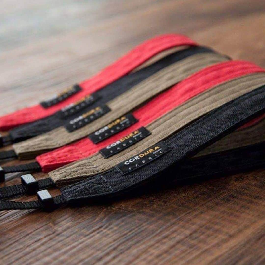CORDURA®(コーデュラ®)日本版公式アカウントさんのインスタグラム写真 - (CORDURA®(コーデュラ®)日本版公式アカウントInstagram)「北国北海道で「海」と「家族」と「物づくり」を愛するひとりのサーファーが営む、生まれたばかりの小さなハンドメイドブランド「new trip(ニュートリップ)」。今回紹介するのは、人気商品である"邪魔にならない" 手首に掛けるタイプのカメラストラップ「chocottoストラップ」。屋内での撮影やカメラの持ち運び、また、バックへの収納の際に「ストラップが邪魔だな」って思うことありませんか？そんな悩みを解決すべく、このストラップは制作されました。屋外で長時間撮影するケースには不向きですが、普段は"チョコット使い"が多いカメラユーザーのためのオススメの商品です。CORDURA®を使用しているため引き裂き、摩耗に強く、タフな作りのため、片手でカメラを支えるなどの動きにも安心して使用できます。 ・ こちらの素敵なお写真は @newtrip.jp の1枚です。 ・ CORDURA®（コーデュラ®）日本版公式アカウントです。CORDURA®は、耐久性に優れた素材として50年以上の実績のあるインビスタ社のファブリックブランドです。 ・ このアカウントでは、みなさんのCORDURA®を使用したプロダクトの自慢の1枚をご紹介しております。当アカウントをフォロー後、「#コーデュラジャパン」のハッシュタグをつけて投稿していただくとリポストさせていただくこともあります。みなさんの素敵な投稿をお待ちしております。 ・ #コーデュラ #cordura #コーデュラナイロン #코듀라 #タフ #耐久性 #素材 #chocottoストラップ #カメラストラップ #ハンドストラップ #ストラップ #手作り #ハンドメイド #マイオグ #myog #一眼レフ #ミラーレス #コンパクトカメラ #銀塩カメラ #カメラ好き #写真好き #カメラ部 #一眼レフ部 #newtrip」10月26日 17時00分 - cordurabrandjp