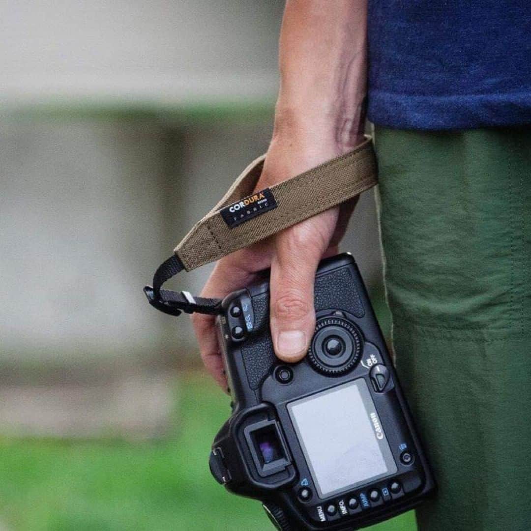CORDURA®(コーデュラ®)日本版公式アカウントさんのインスタグラム写真 - (CORDURA®(コーデュラ®)日本版公式アカウントInstagram)「北国北海道で「海」と「家族」と「物づくり」を愛するひとりのサーファーが営む、生まれたばかりの小さなハンドメイドブランド「new trip(ニュートリップ)」。今回紹介するのは、人気商品である"邪魔にならない" 手首に掛けるタイプのカメラストラップ「chocottoストラップ」。屋内での撮影やカメラの持ち運び、また、バックへの収納の際に「ストラップが邪魔だな」って思うことありませんか？そんな悩みを解決すべく、このストラップは制作されました。屋外で長時間撮影するケースには不向きですが、普段は"チョコット使い"が多いカメラユーザーのためのオススメの商品です。CORDURA®を使用しているため引き裂き、摩耗に強く、タフな作りのため、片手でカメラを支えるなどの動きにも安心して使用できます。 ・ こちらの素敵なお写真は @newtrip.jp の1枚です。 ・ CORDURA®（コーデュラ®）日本版公式アカウントです。CORDURA®は、耐久性に優れた素材として50年以上の実績のあるインビスタ社のファブリックブランドです。 ・ このアカウントでは、みなさんのCORDURA®を使用したプロダクトの自慢の1枚をご紹介しております。当アカウントをフォロー後、「#コーデュラジャパン」のハッシュタグをつけて投稿していただくとリポストさせていただくこともあります。みなさんの素敵な投稿をお待ちしております。 ・ #コーデュラ #cordura #コーデュラナイロン #코듀라 #タフ #耐久性 #素材 #chocottoストラップ #カメラストラップ #ハンドストラップ #ストラップ #手作り #ハンドメイド #マイオグ #myog #一眼レフ #ミラーレス #コンパクトカメラ #銀塩カメラ #カメラ好き #写真好き #カメラ部 #一眼レフ部 #newtrip」10月26日 17時00分 - cordurabrandjp