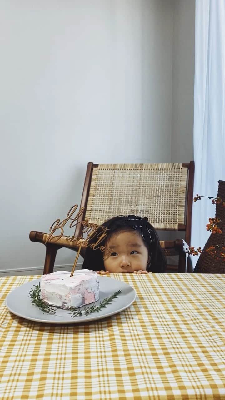 美生のインスタグラム：「cake @cakeshop.jp  cake topper @threem.official  table cross #m_room #happybirthday #birthdaygirl」