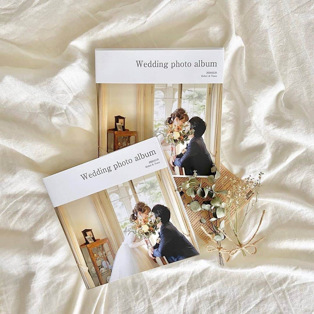 のインスタグラム：「本日ご紹介するのは、 𝙽𝙰𝙽𝙰 (@nk.wedding_0516)さまの作品👰 素敵なロケーションでの ウェディングブックです📚 . 『コンセプトは “等身大のわたしたち”です！ 出会って８年、 付き合って ６年の私たちなので 前撮りの時は お互い恥ずかしさが 出てしまったのですが、 その感じを残したいなと 思い、それを意識して 写真選びや配置をしました😊』 と、𝙽𝙰𝙽𝙰 (@nk.wedding_0516)さま🦋 . 前撮りのいいところは 二人の好みに合わせて テイストをカスタマイズ できるところですが、 こちらの作品もとっても 世界観が全面に出ていて 素敵な作品になっています✨ きっとこれからも 二人の「原点」のような 一冊になるはずです🌿 . 2枚目以降に中面の お写真も掲載されているので ぜひご覧になってみてくださいね😍 . この作品でつかわれた アイテムは、 FOLIOの36ページ🌱 しっかりとした つくりになっているため、 長期保存にもぴったりの アイテムです🍒 . 𝙽𝙰𝙽𝙰 (@nk.wedding_0516)さま、 今回は素敵な作品を ありがとうございました🙌 . #photoback #フォトバック #フォトアルバム #フォトブック #フォトブックづくり #アルバム #photo #写真 #photoback作品紹介2020 #FOLIO #プレ花嫁 #ウェディングブック #結婚アルバム #結婚diy #marry #wedding #weddingphoto #marry花嫁 #前撮り #ウェディングフォト #前撮り #プレ花」