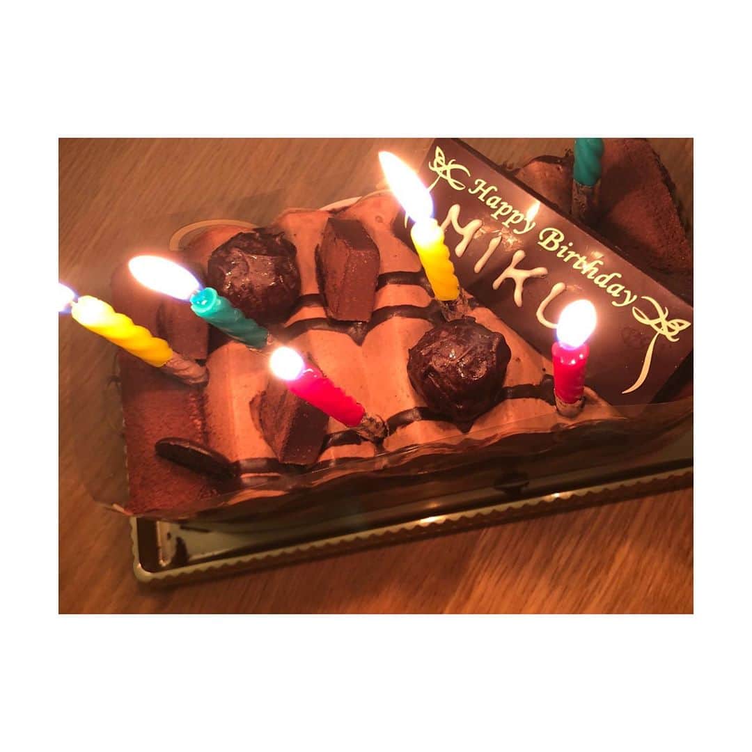 MIKUさんのインスタグラム写真 - (MIKUInstagram)「2020.10.25 私、無事に34歳になりましたぁ♏️♏️♏️  たくさんのお祝いメッセージやプレゼント🥺 みなさま、本当に本当にありがとうございます♥️♥️♥️ いいお天気の中、 大好きなお寿司たべて、 クレープ食べて、 ケーキいただいて、、、 プレゼントもたっくさんで もう幸せすぎて、、、🥺🥺🥺  今、私は新しいスキルの学びの時。 なかなかすぐ結果には繋がらないけど焦らず…🧐  これから続く自分の道をしっかり進んでいけるように。  いつも私を支えてくれる方々への感謝の気持ちは絶対に忘れずに。  大切な人たちや大好きなこと、ものを思いっきり大好きでい続けて、大切にできるように。  日々精進していきますので、 これからもみなさま、 MIKUをどうぞよろしくお願いします♏️  #thankyou #私らしく」10月26日 17時10分 - miku39_ya