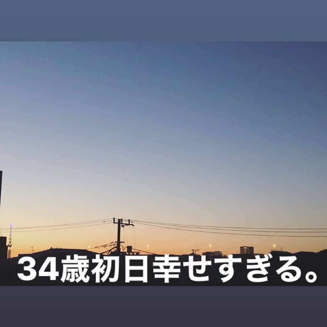 MIKUさんのインスタグラム写真 - (MIKUInstagram)「2020.10.25 私、無事に34歳になりましたぁ♏️♏️♏️  たくさんのお祝いメッセージやプレゼント🥺 みなさま、本当に本当にありがとうございます♥️♥️♥️ いいお天気の中、 大好きなお寿司たべて、 クレープ食べて、 ケーキいただいて、、、 プレゼントもたっくさんで もう幸せすぎて、、、🥺🥺🥺  今、私は新しいスキルの学びの時。 なかなかすぐ結果には繋がらないけど焦らず…🧐  これから続く自分の道をしっかり進んでいけるように。  いつも私を支えてくれる方々への感謝の気持ちは絶対に忘れずに。  大切な人たちや大好きなこと、ものを思いっきり大好きでい続けて、大切にできるように。  日々精進していきますので、 これからもみなさま、 MIKUをどうぞよろしくお願いします♏️  #thankyou #私らしく」10月26日 17時10分 - miku39_ya