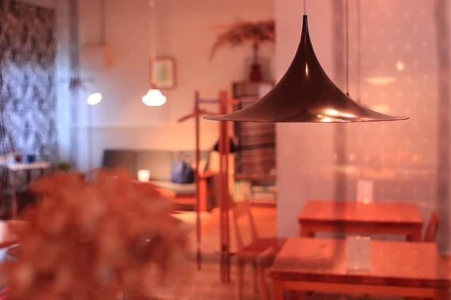 工藤沙織さんのインスタグラム写真 - (工藤沙織Instagram)「愛知県北設楽郡設楽町の名倉にある名所を巡る、 「フォトツーリズム型」のツアー  名倉の隣 豊田市稲武地区にある「ヒトトキ」さん で名物のチーズケーキを美味しいコーヒーと共にいただきました🍰☕️  奥様が設計されたカフェは足を踏み入れると、ほっこりしたお洒落な雰囲気に癒されます。  翌日にイベントの際にいただいたお弁当もヒトトキさんで作ってくださったのですが、体に優しくも満足感たっぷりでまた是非いただきたいと思いました🍴  photo by 舘林 佳史 @tatephotox   ・ヒトトキ http://first-hand.jp/about/  ●ブランド×ファッション×地域の魅力創生イベント JAPAN TIARAの髙森雄登さん ×naguraそらのしたprojectのコラボイベントで、日本のハイブランドの社長を歴任したベルナール・サンドロンさん、ミラノファッションウィークを始め、国内外で活躍するモデルの工藤沙織さん、美と健康をテーマに美しい女性を世界に発信続けているプロデューサーの比嘉美佐子さん、日本の各地に撮影の名所を作り続けている舘林佳史さん、JAPAN TIARAの髙森雄登さんをゲストに、地域の名所を撮影し、魅力を語り、国内外に発信していくフォトツーリズム型イベントです。特別ゲストとして、第一線で活躍するダンサーのHINATAさんもパフォーマンスを披露しました。 . #japanesemodel #japanesecafe #japaneseculture #aichiprefecture #cafeinjapan #カフェ巡り #チーズケーキ #おしゃれカフェ #ほっこり #ポートレート #175cm」10月26日 17時04分 - sally.kudo