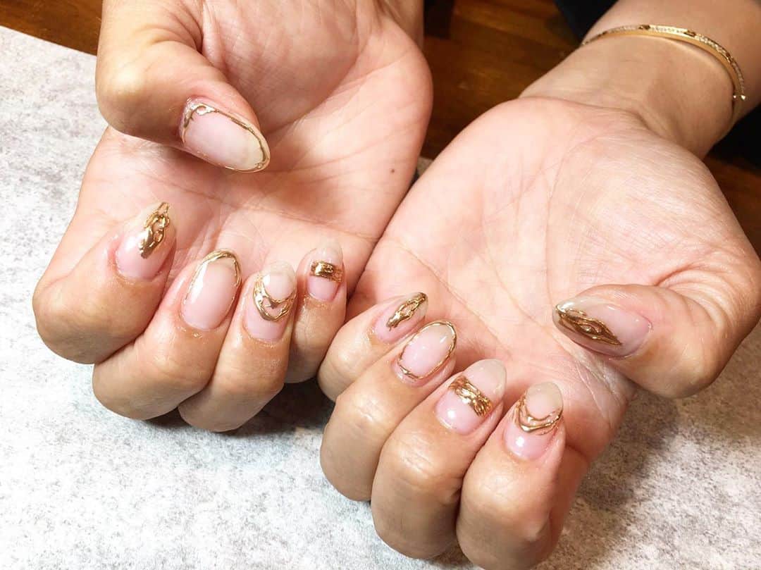 佐伯三貴のインスタグラム：「Newネイル💅⭐️  今回はミラーアクセサリーネイル🥰  大人っぽくてお気に入り😊  @mauve_nail   #ミラーネイル#ミラーアクセサリー #ネイル」