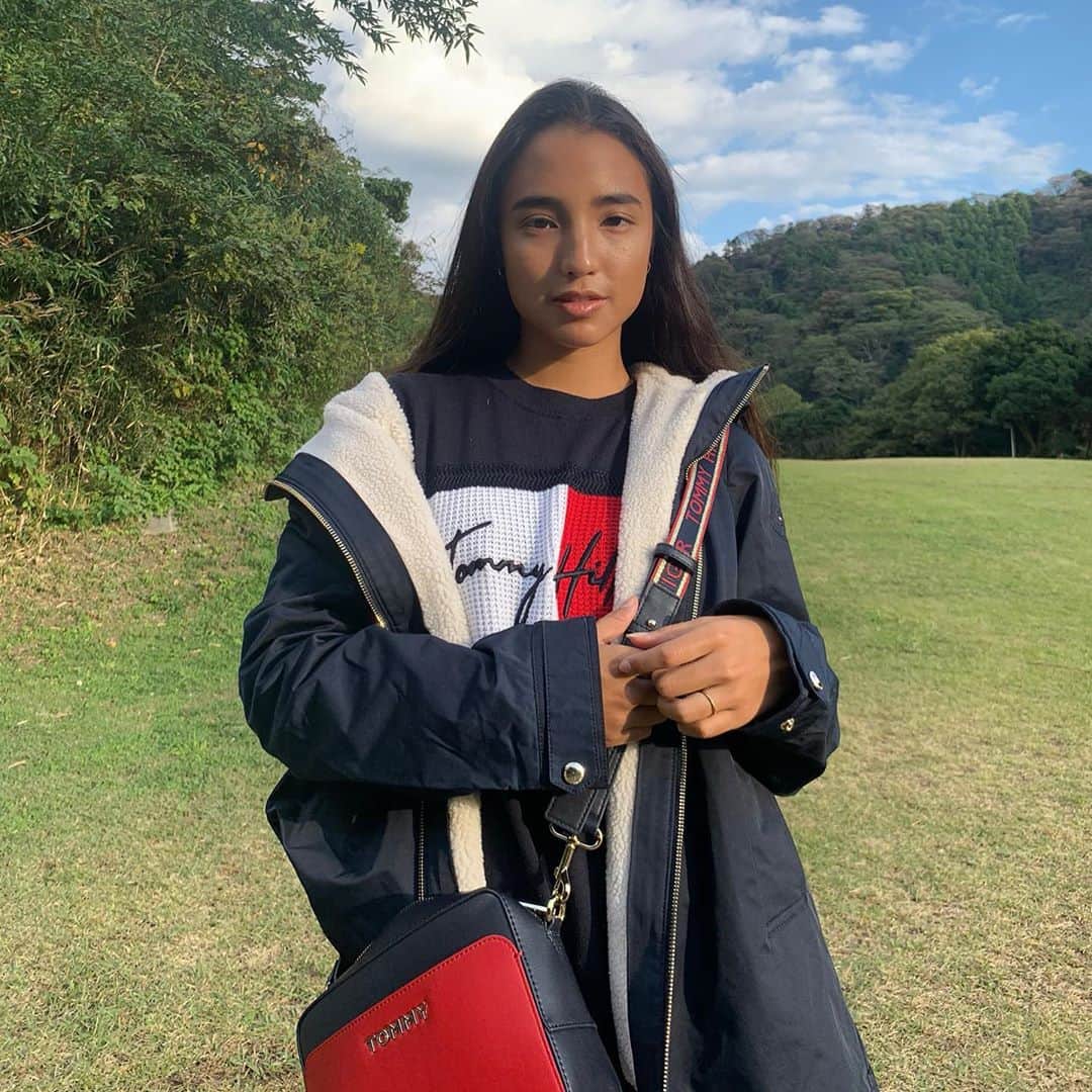大橋リナのインスタグラム：「#tommyhilfiger ❤️💙🤍」