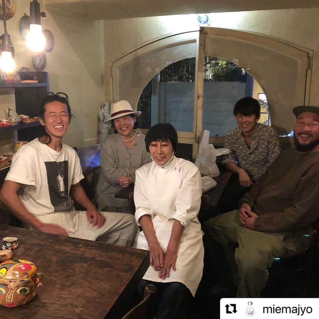 ヒデトレのインスタグラム：「みえさん　おめでとうございます✨🎉  いつもありがとうございます🙏🏻😊  #Repost @miemajyo with @make_repost ・・・ ✨ 大切で大好きな人たちと  素敵なお店 @yuko.kitchen5 で お誕生日を祝っていただきました。  ゆっくりと 美味しいお料理を 味わいながら 会話を楽しむ時間  未来の地球の事を話したり 自然体型のことを話したり  そんな時間のなかで思うこと。 私がやらなくても やってくれる人がいる事を とても嬉しく思う。  私なんかって思わず 自分の想いを行動に移して やり続けてよかった。  その積み重ねが もっと大きく地球のために 働きかける縁を結んでいく  夢はそうやって叶っていくんだなと、、 ひとりからチームへ  ひとり、ひとりの役割を 全うする事が 未来を豊かにするね。  58歳は最高にいい年でした。 ここからはじまる 59歳が楽しみです。  いつかあんなお店を 持ちたいなと、、 また、思った夜。  #ありがとう #みんなのおかげ #mIe #お料理びと #foodremady #夢はかなう #あきらめないココロ #美味しいお料理 #みんな大好き」