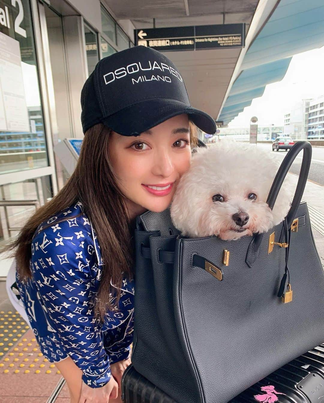 濱野りれさんのインスタグラム写真 - (濱野りれInstagram)「Back to Tokyo♥️♥️ Love my airport fashon??😻 . ただいま東京♥️ 今日も今日とてもふもふのえる😻 以外と東京暖かくて びっくりしてるぞー😚❗️ . #balmain #louisvuitton  #LV  #hermes #hermesbag #hermesbirkin #birkin40 #richardmille #dsquared2 #travelfashion #traveladdict #airportfashion #airport #casualstyle #casualfashion #rimowa #traveldog #travelers #ヴィトン #バーキン #バーキン40 #ルイヴィトン」10月26日 17時19分 - riregram