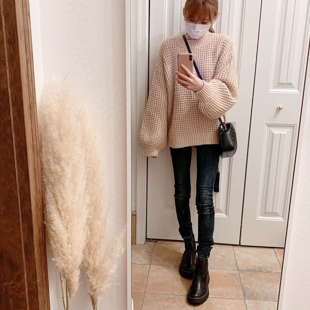 町田亜里香のインスタグラム：「ちょっと前のCODE💙 涼しい時はニット🧶着れますね⭐︎ ニットって着るだけで 可愛いから毎年色々買っちゃう🥺 このニットはH&Mのもの✨ . . #ママ #ママコーデ #ニットコーデ  #ニット #code #秋服コーデ #秋服  #コーディネート #エイチアンドエム  #ディーゼル #emoda」