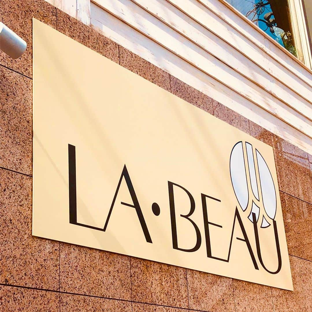 LABEAUさんのインスタグラム写真 - (LABEAUInstagram)「﻿ LA.BEAU Beauty Groupでは﻿ ﻿ 〖🌟夢ある未来を共に創る🌟〗﻿ 仲間を募集しております🍀﻿ 仕事も遊びも楽しく全力🎉﻿ ﻿ 東京・埼玉に美容室4店舗﻿ 埼玉にEye lashサロン＆Cafe  1店舗﻿ ﻿ 展開中！！﻿ ﻿ ﻿ 〘東京〙﻿ ﻿ ◻️LA.BEAU  駒込店❨03-3576-7546❩﻿ 中途採用(スタイリスト)のみ募集中✨﻿ 東京都北区西ケ原1-56-12﻿ 第3ライデンビル2F﻿ ﻿ ◻️LA.BEAU  大塚店(03-3942-5807)﻿ 新卒のみ募集中✨﻿ 東京都豊島区南大塚2-19-12﻿ 南大塚小暮ビル1F﻿ ﻿ ◻️LA.BEAU  赤羽店﻿ 9月10日﻿ ⭐︎リニューアルオープン⭐︎﻿ (03-5963-5800)﻿ 中途採用(スタイリスト)のみ募集中✨﻿ 東京都北区赤羽北2-31-16﻿ アクトピア北赤羽壱番館﻿ ﻿ 〘埼玉〙﻿ ﻿ ◻️bird  戸田公園店(048-430-1330)﻿ 新卒のみ募集中✨﻿ 埼玉県戸田市本町1-24-3﻿ ﻿ ◻️Petit bois (Eye lash) (048-271-9500)﻿ 新卒・中途採用(アイリスト)募集中✨﻿ 埼玉県戸田市南町8-29 2F﻿ ﻿ ◻️SABO Cafe (048-271-9500)﻿ ホールstaff(※アルバイトorパート)募集中✨﻿ 埼玉県戸田市南町8-29  1F﻿ ﻿ 見学や面接等、各店舗にお電話でお問い合わせくださいませ✨﻿ DMでのお問い合わせも可能です💁‍♀️﻿ ﻿ ◎社会保険完備﻿ ◎火曜日・第２第３水曜定休﻿ ◎毎週月曜日は最終受付14時﻿ ◎夏季・冬季・有給休暇あり﻿ ◎社員旅行(海外)(正社員のみ)﻿ ◎住宅手当﻿ ◎社員寮有り﻿ ◎会員制リゾート施設﻿ ◎不動産優待制度﻿ ﻿ #東京﻿ #埼玉﻿ #美容室﻿ #ヘアサロン﻿ #アイラッシュ﻿ #マツエク﻿ #アイリスト﻿ #アイリスト募集﻿ #cafe﻿ #コッペパン﻿ #ランチ﻿ #デザート﻿ #美容学生と繋がりたい﻿ #新卒求人﻿ #新卒募集﻿ #中途採用﻿ #求人募集﻿ #美容学生﻿ #ハリ美﻿ #早稲田美容専門学校﻿ #山野美容専門学校﻿ #日本美容専門学校﻿ #埼玉美容専門学校﻿ #東京総合美容専門学校﻿ #国際理容美容専門学校﻿ #ベルエポック美容専門学校﻿ #窪田美容専門学校﻿ #資生堂美容技術専門学校」10月26日 17時11分 - labeau_beauty_group