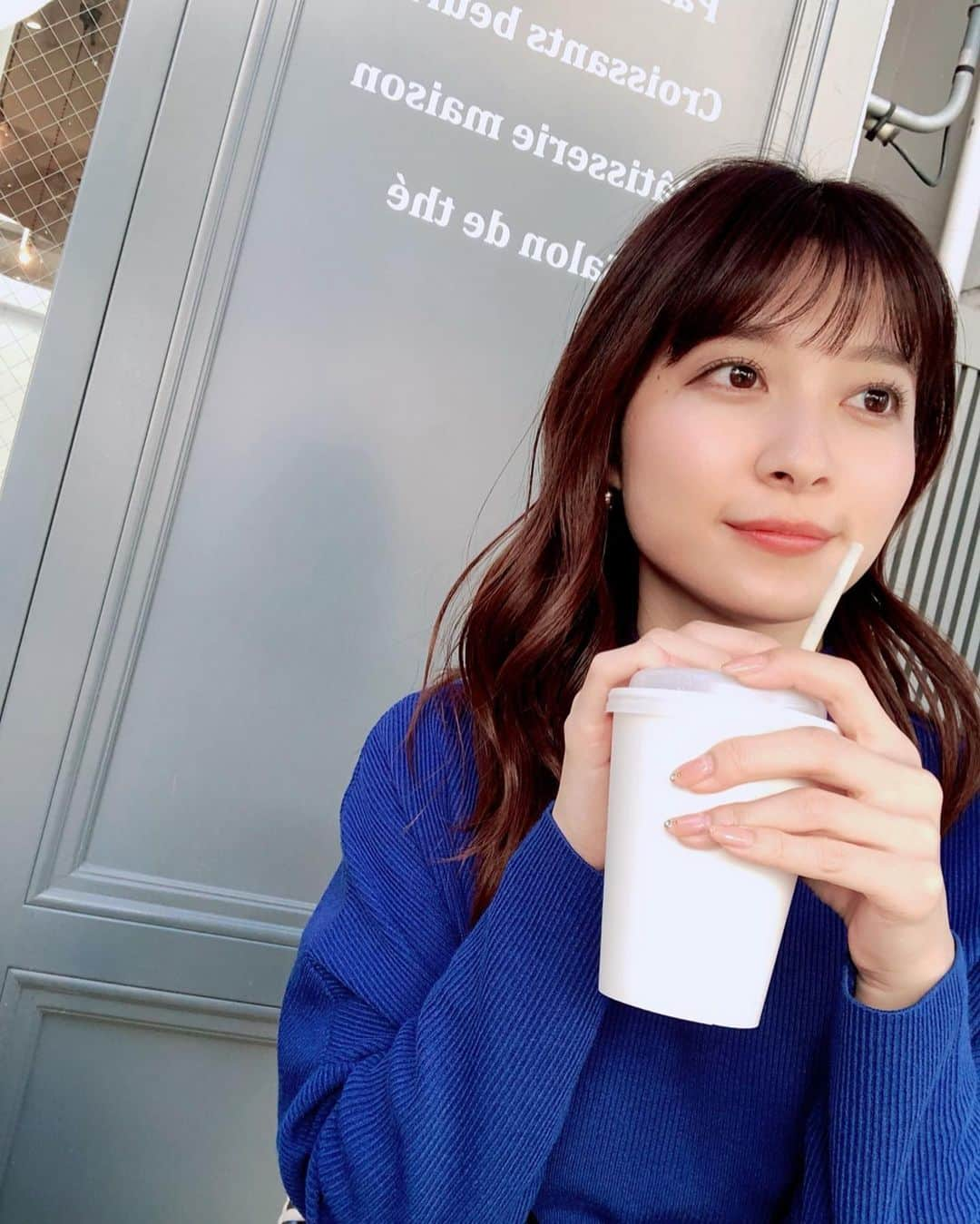 山本里菜さんのインスタグラム写真 - (山本里菜Instagram)「. 外でのランチが気持ちいいお天気だなぁ〜☺💓 . クロワッサンって食べるの難しくないですか？🤭🥐 ポロポロ落としてしまう💦 . どうやったらキレイに食べられるんだろう😶 . でも美味しいから食べちゃう😋❤️❤️❤️ . . #クロワッサン　#パン屋　#テラス　#ランチ #今の気分は　#トキトキメキメキ　#乃木坂46」10月26日 17時11分 - rinayamamoto_0622